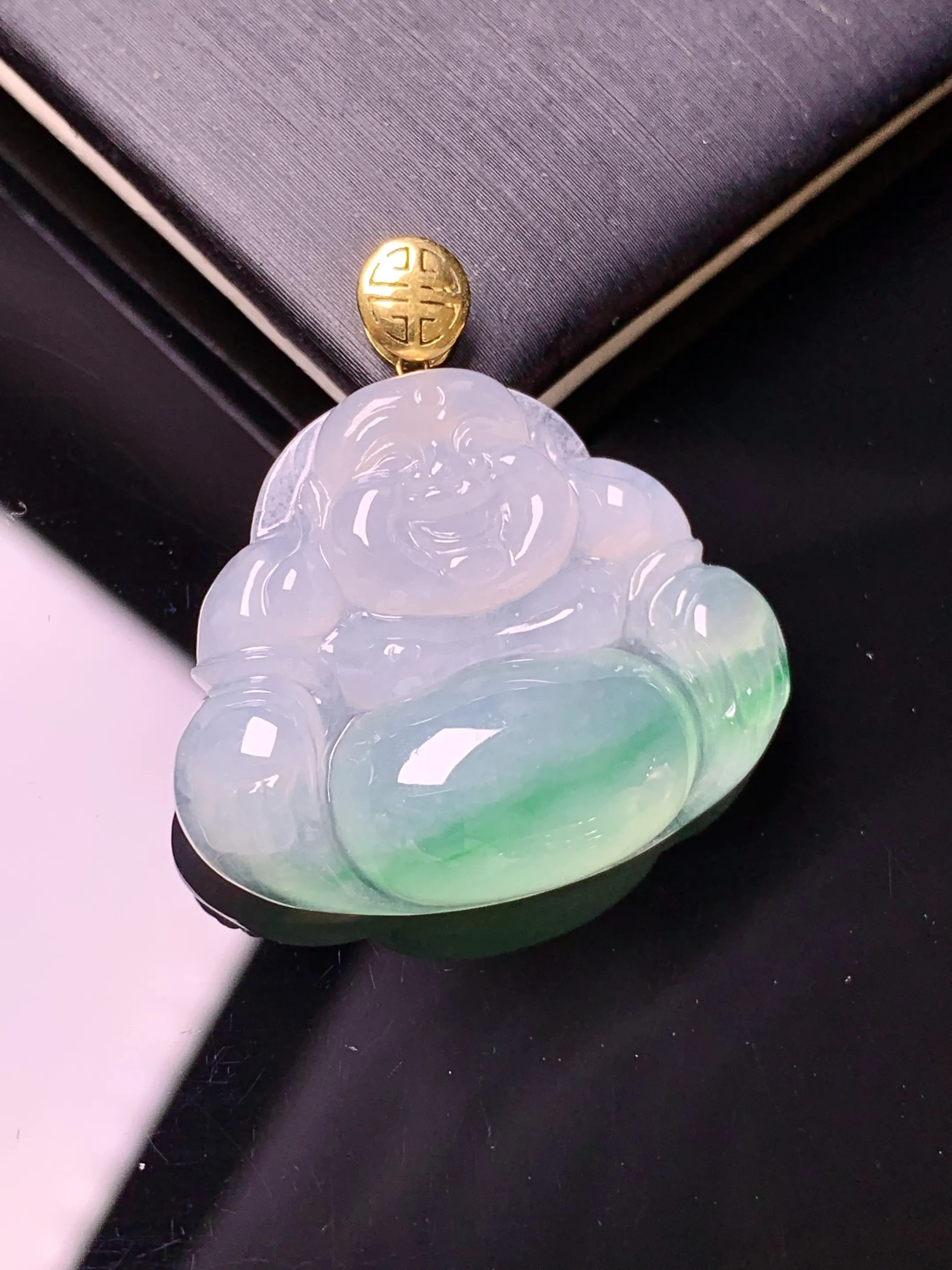 18k金镶嵌飘绿佛公吊坠 玉质细腻 色泽清新艳丽 整体尺寸30.2*29.2*6.6