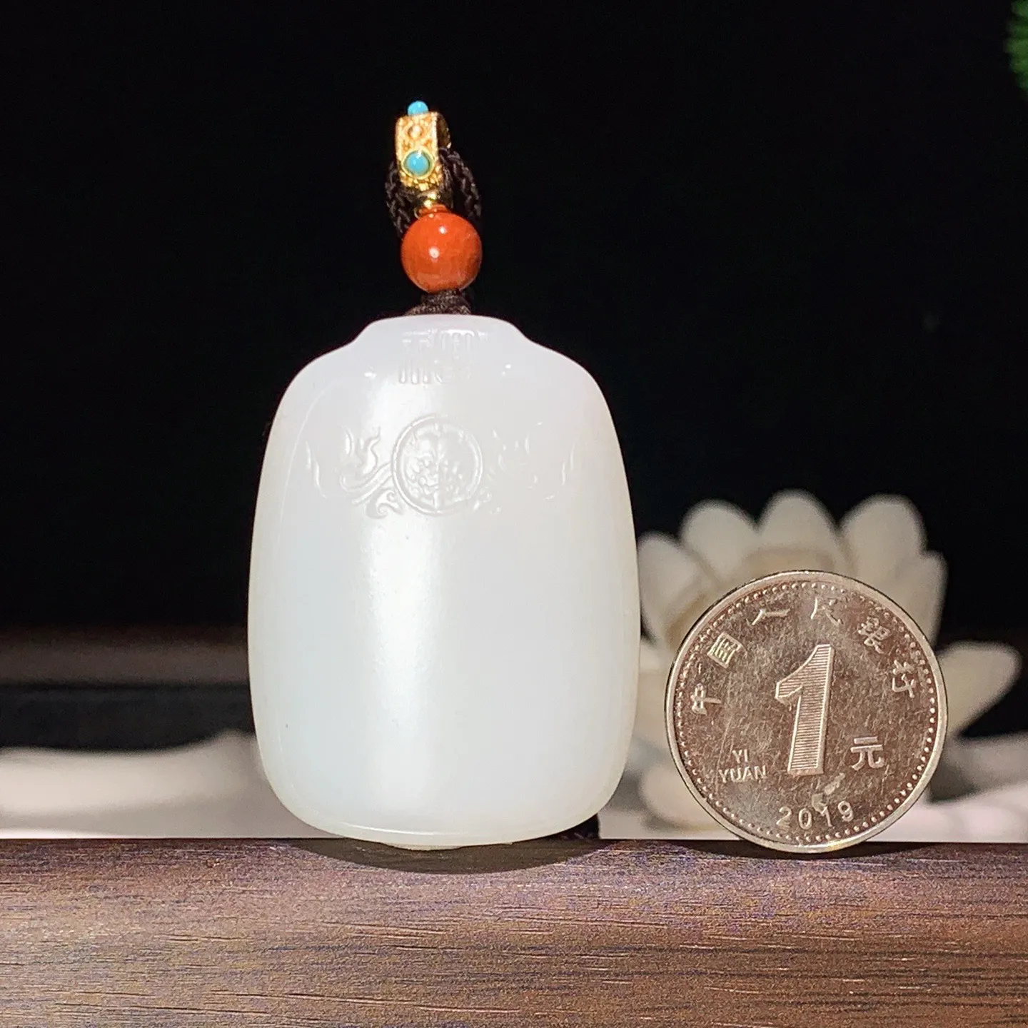 新疆和田玉羊脂白平安无事牌挂件。 尺寸41/31/9mm重28.5克。玉质细腻油润。手推出油。品相大气 lt260119