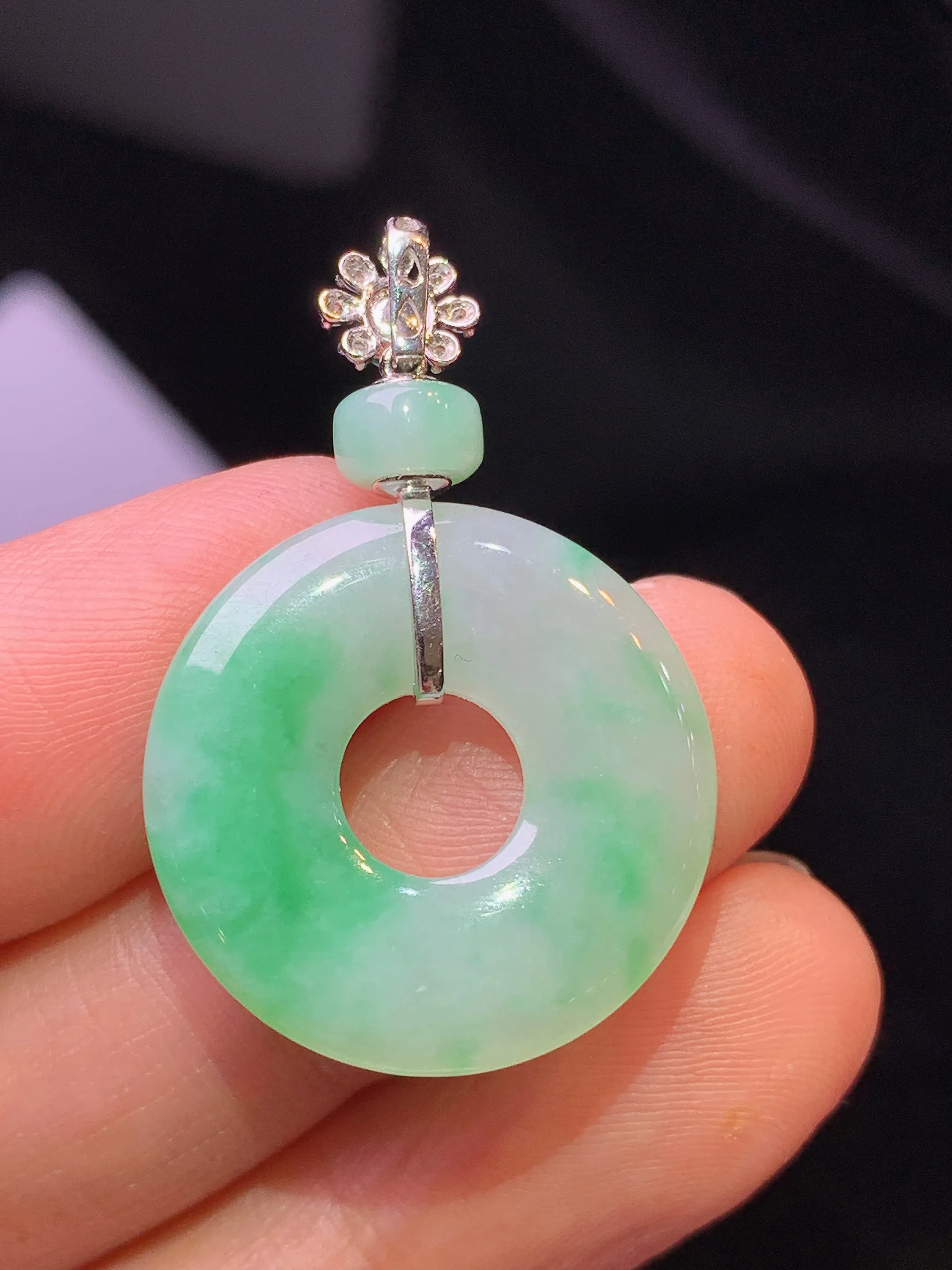 18k金钻镶嵌吊坠 玉质细腻 色泽清新艳丽 整体尺寸33*21.7*3.3