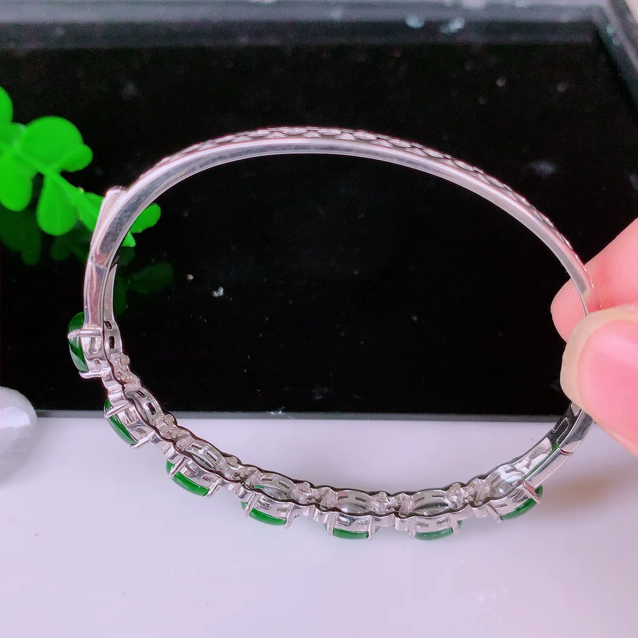 冰透满绿翡翠925银镶嵌手镯，自然光实拍，翠色灵动，颜色漂亮，种老水足，品相佳，佩戴佳品！#97.19整体58.5*49*6.2*5.2裸石8*6