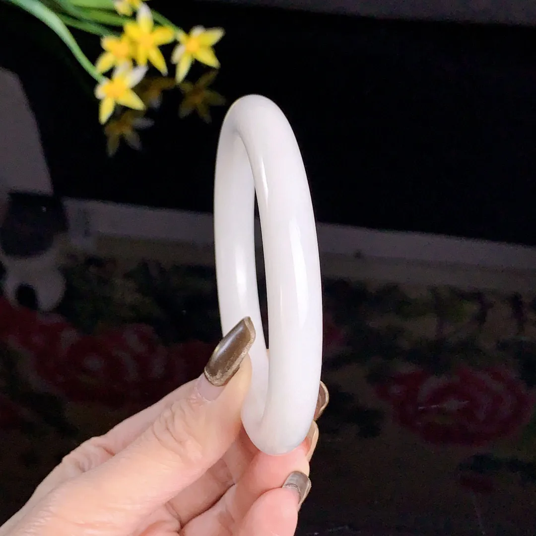 和田玉63.5圈口羊脂白手镯！玉质细腻油润 底色纯净无裂无杂 脂粉好，品质高