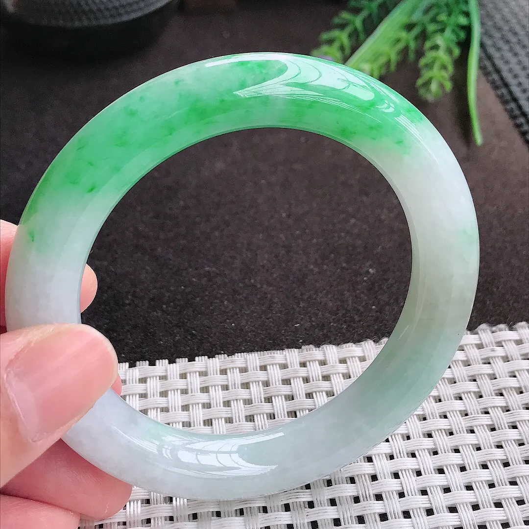 实拍A货翡翠56.5/11.3/11老坑精美飘阳绿圆条手镯翡翠玉镯女款