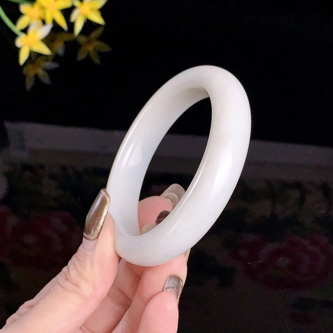 和田玉56.5圈口羊脂白手镯！玉质细腻油润 底色纯净无裂无杂 脂粉好，品质高