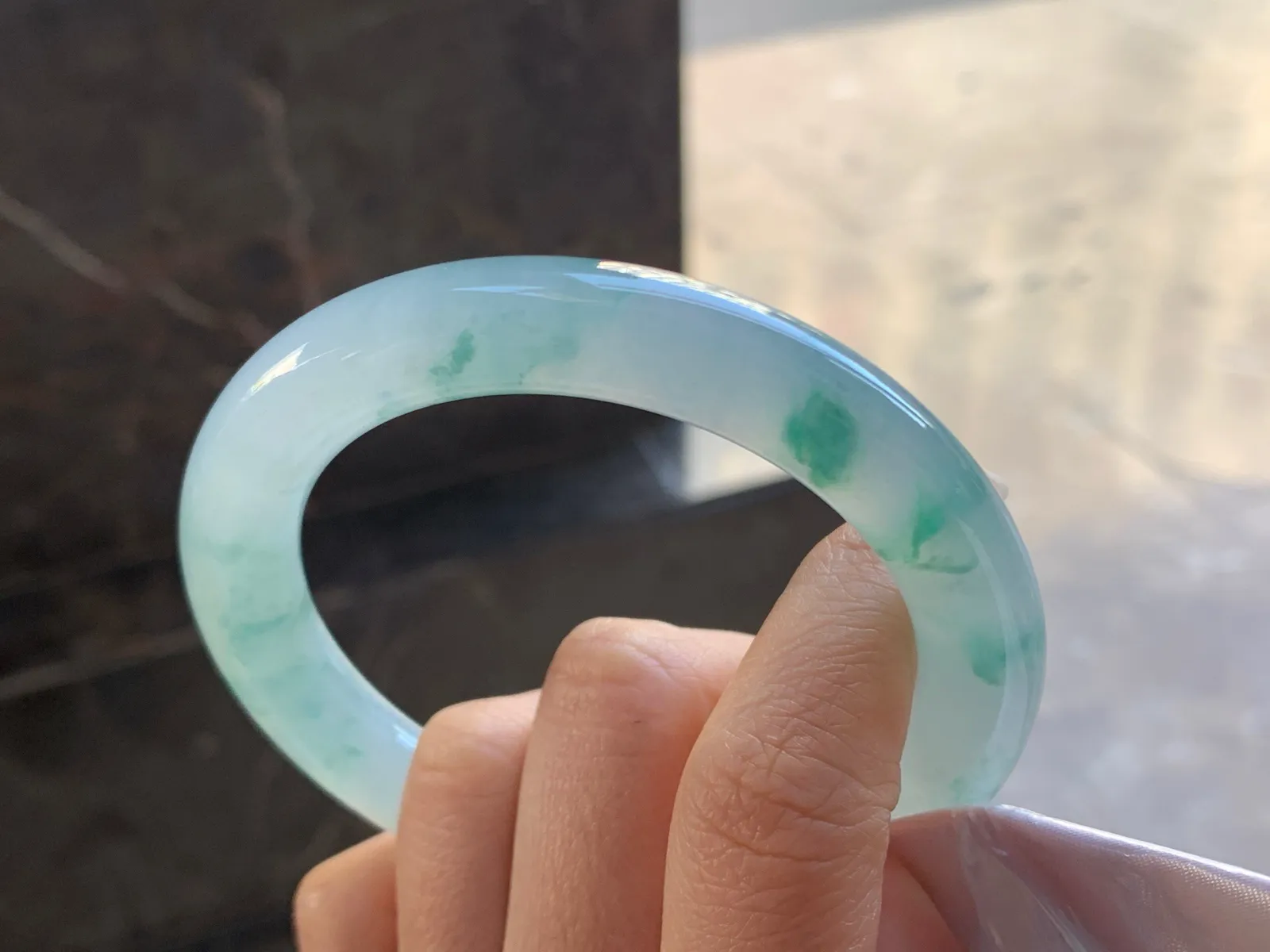 59-10.2

飘花大圈圆条手镯^_^玉质温润