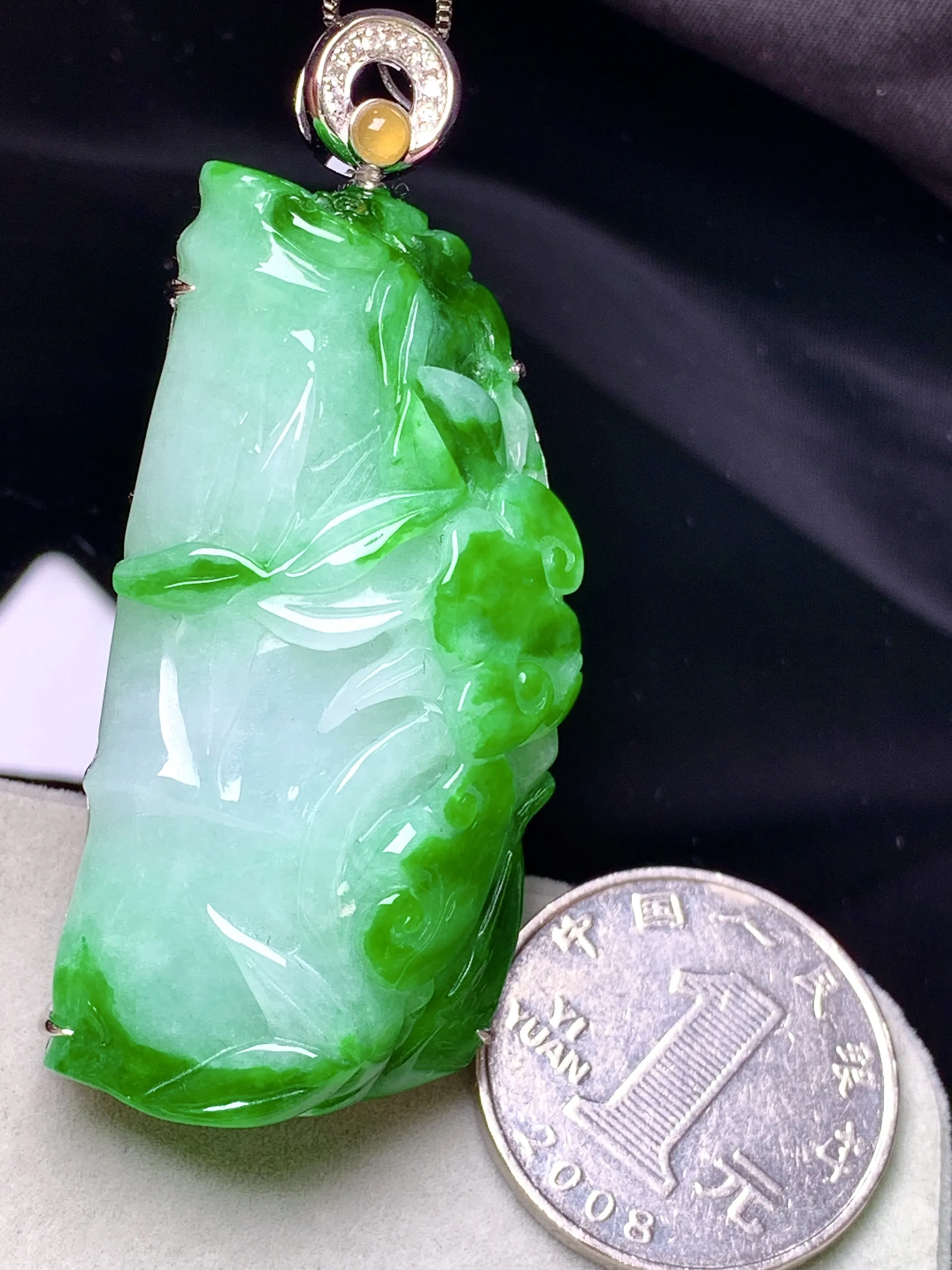 18k金钻镶嵌翠绿竹节吊坠 玉质细腻 色泽清新艳丽 整体尺寸61.2*26*12.8