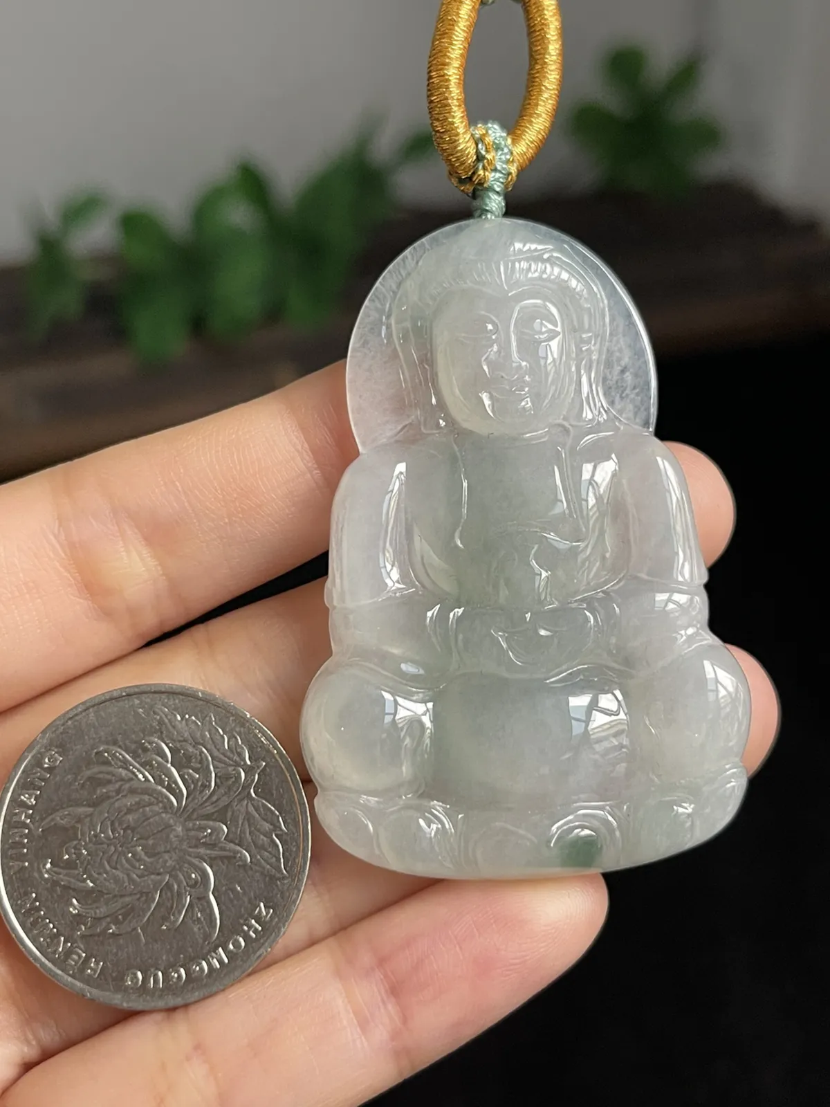 翡翠冰糯种淡绿色吊坠