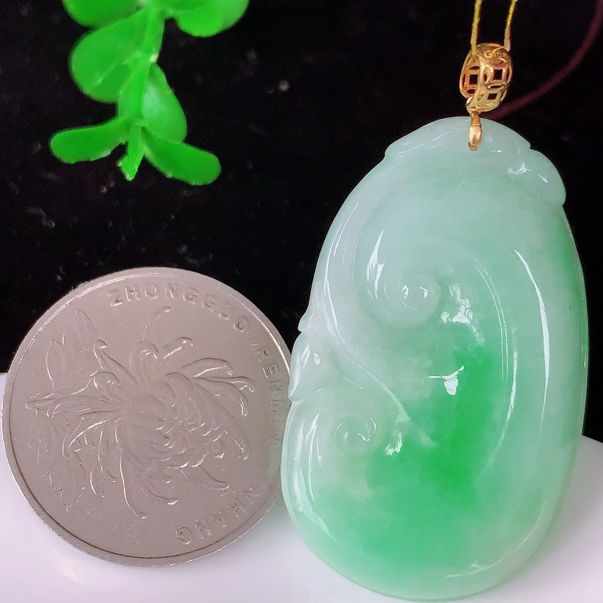 18k金镶嵌冰润飘绿翡翠如意吊坠，款式新颖时尚，日常百搭的款。清秀高雅，佩戴优雅高贵！#35.19