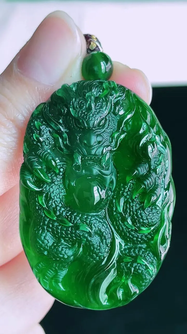 【翡翠名称】老坑种冰满绿龙牌吊坠挂件
【翡翠尺寸】43.2/29.9/9mm
【翡翠描述】宝贝种老水足，玉质细腻，色泽靓丽，性价比高，佩戴效果好！
【其它赠送】权威证书/精美挂绳盒子/支持全国复检