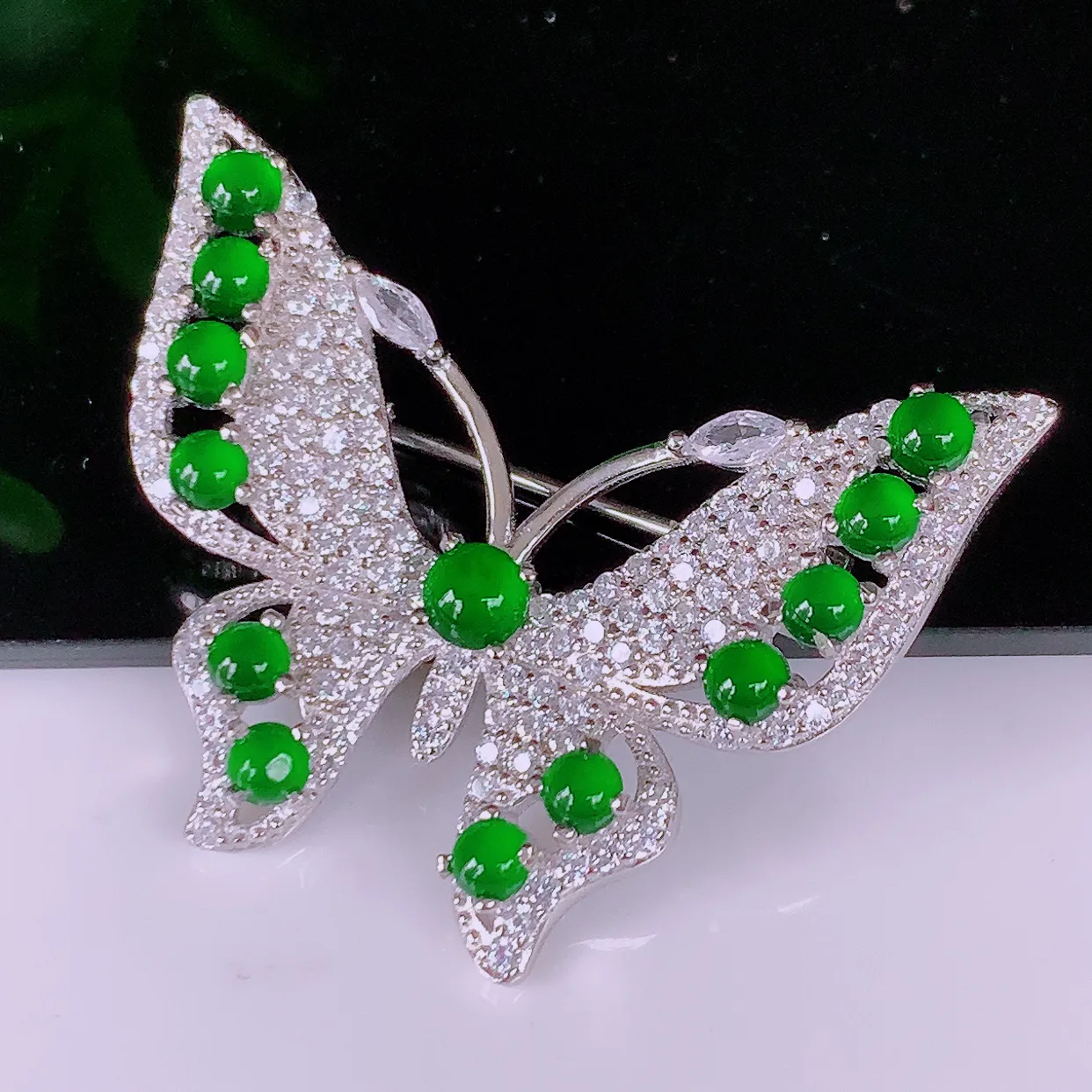 冰透满绿翡翠925银镶嵌蝴蝶胸针，自然光实拍，翠色灵动，颜色漂亮，种老水足，品相佳，佩戴佳品！#97.19整体25*35*8.8取一裸石3.6*3.6