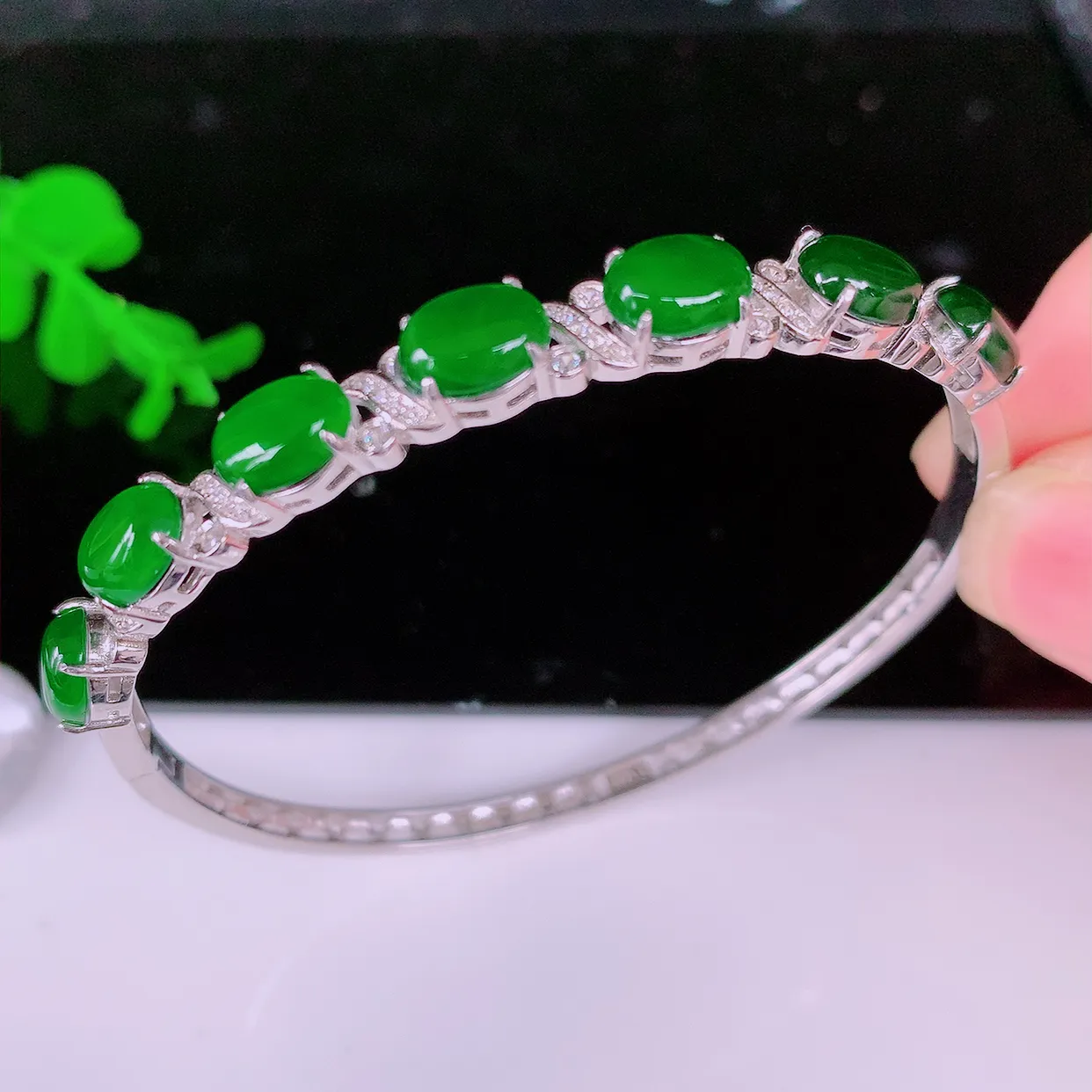 冰透满绿翡翠925银镶嵌手镯，自然光实拍，翠色灵动，颜色漂亮，种老水足，品相佳，佩戴佳品！#97.19整体58.5*49*6.2*5.2裸石8*6