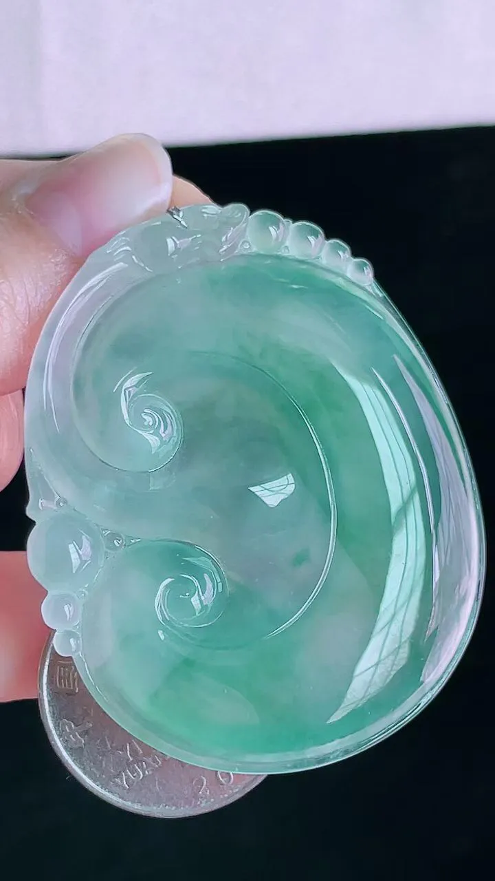 【翡翠名称】老坑种冰飘花如意吊坠挂件
【翡翠尺寸】53.6/43.7/5.6mm
【翡翠描述】宝贝种老水足，玉质细腻，色泽靓丽，性价比高，佩戴效果好！
【其它赠送】权威证书/精美挂绳盒子/支持全国复检