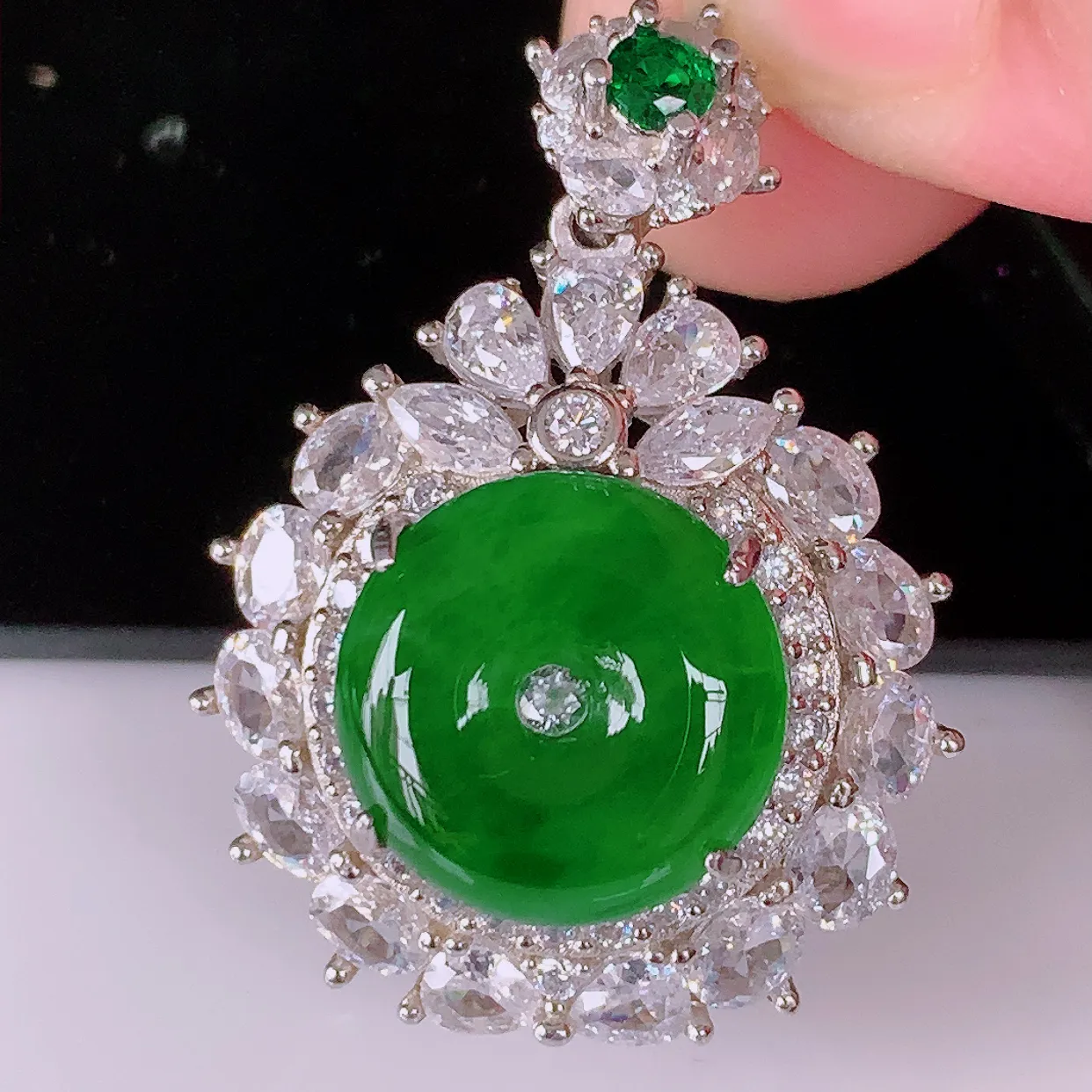 冰透满绿翡翠925银镶嵌平安扣吊坠，自然光实拍，翠色灵动，颜色漂亮，种老水足，品相佳，佩戴佳品！#97.19整体32*24.5*10裸石13-13