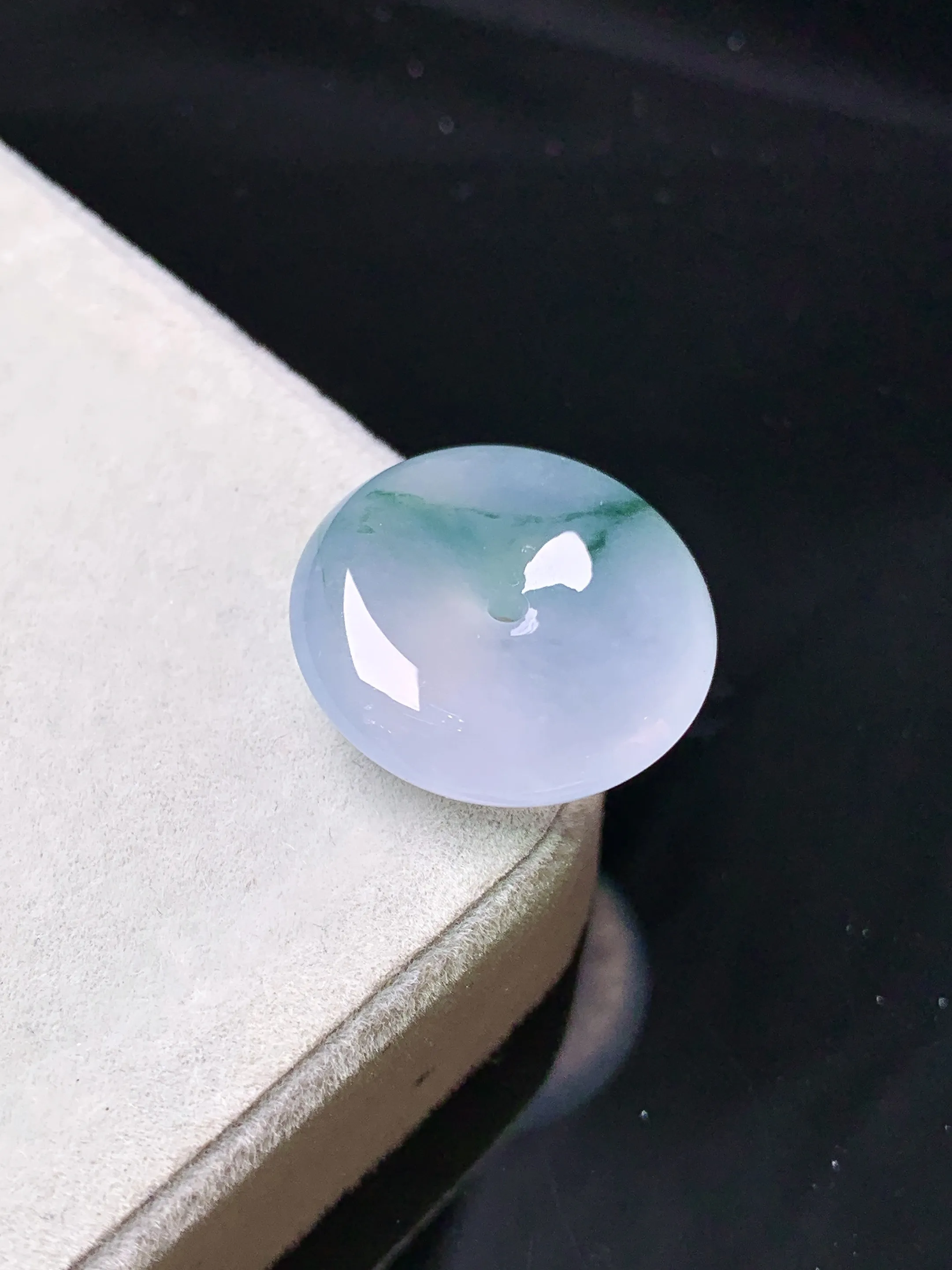 飘绿平安扣吊坠 玉质细腻 色泽清新艳丽 整体尺寸19.3*5.8