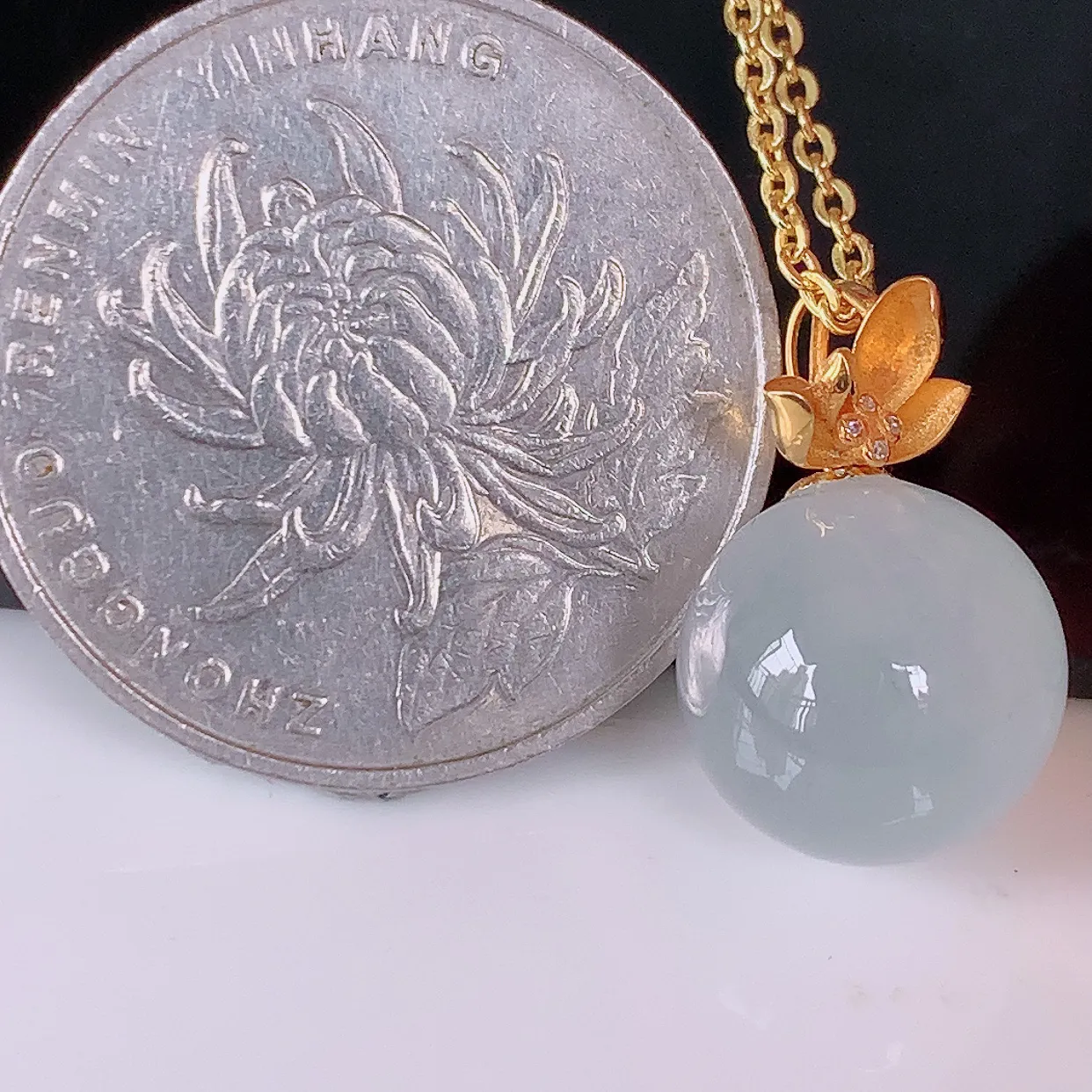 18K金镶嵌冰种翡翠转运珠吊坠，寓意“时来运转，财源滚滚” 寓意佳，荧光灼灼，转运珠佩戴时尚优雅！#1.19整体17裸石11.5