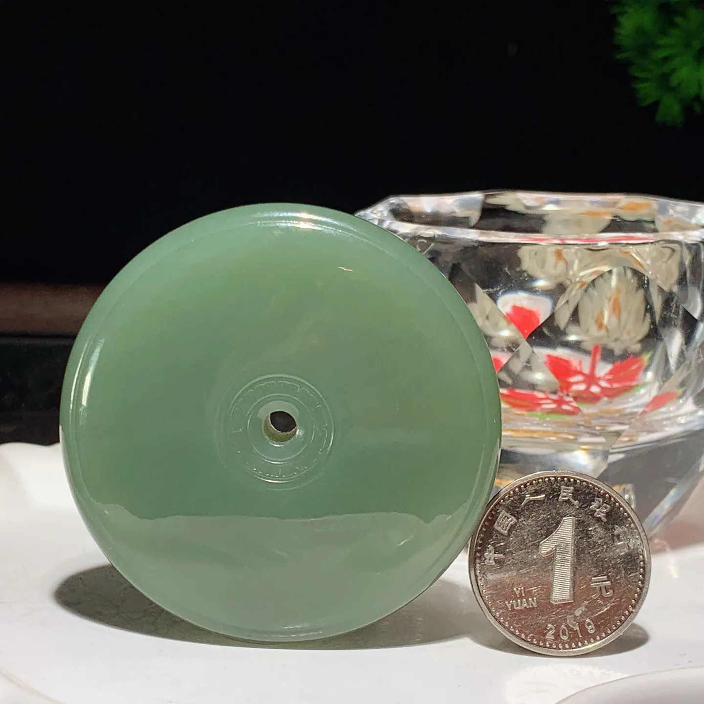 和田玉晴水色平安扣挂件。尺寸53/10mm重63.8克。玉质细腻油润。手推出油。品相大气 lt260119