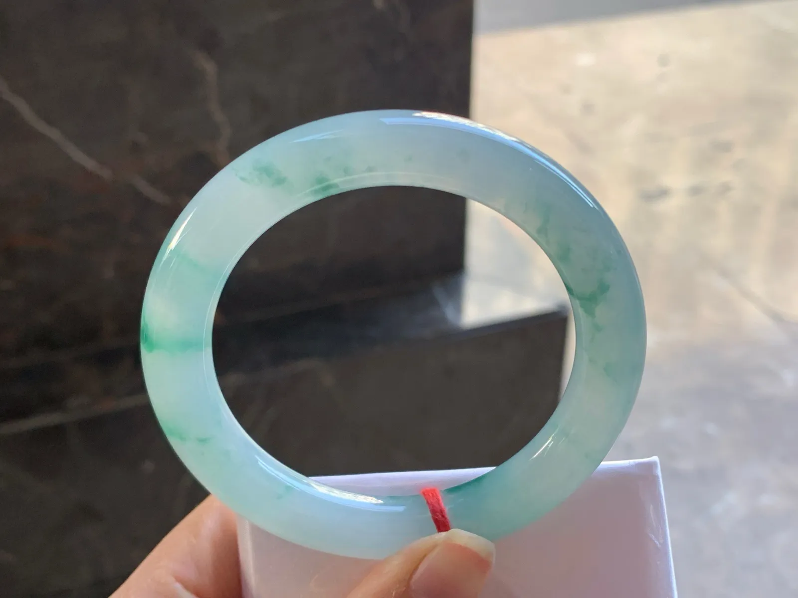 59-10.2

飘花大圈圆条手镯^_^玉质温润