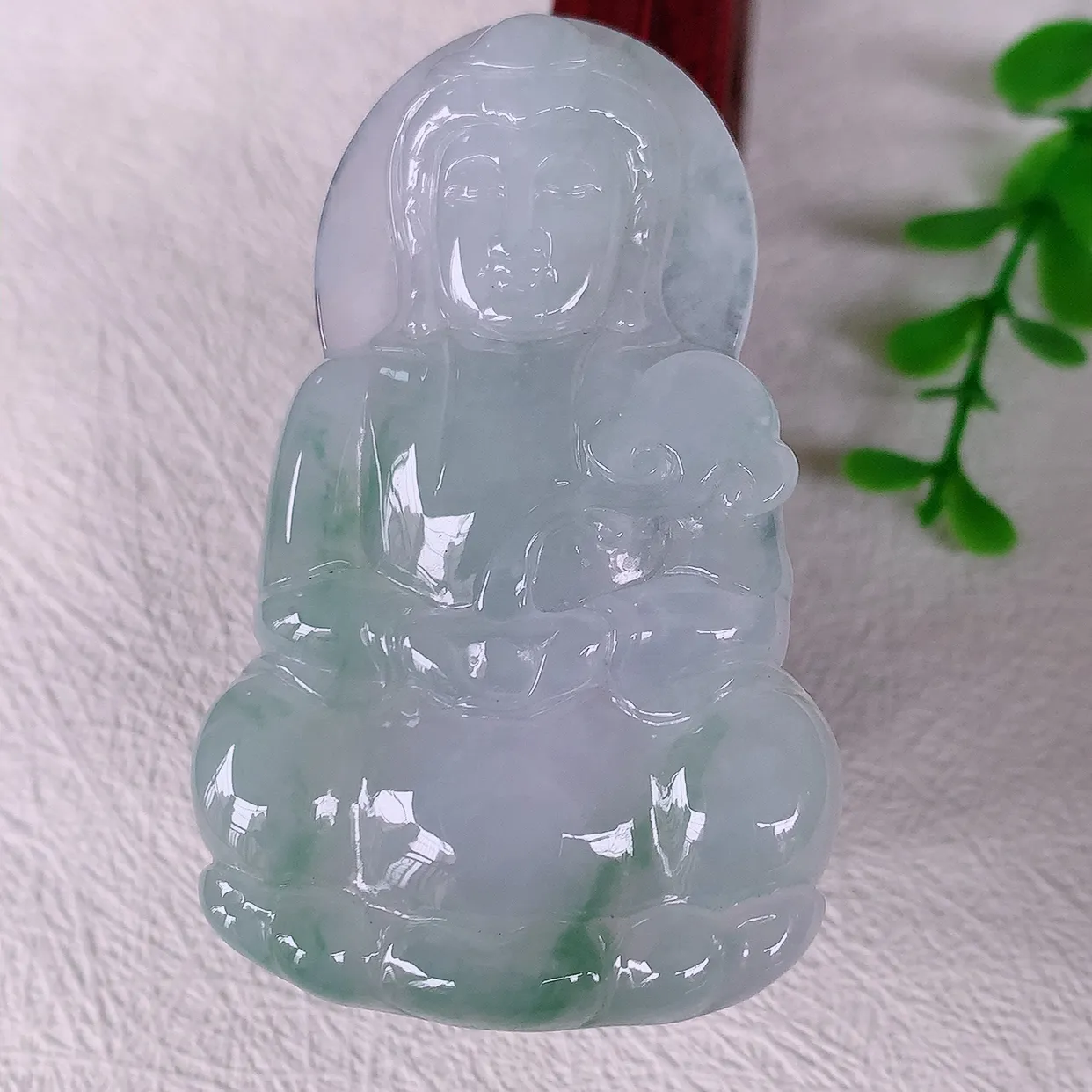 自然光实拍，大件厚装冰飘花翡翠观音菩萨吊坠，赐福观音，玉润通透，慈祥端庄！#46.19