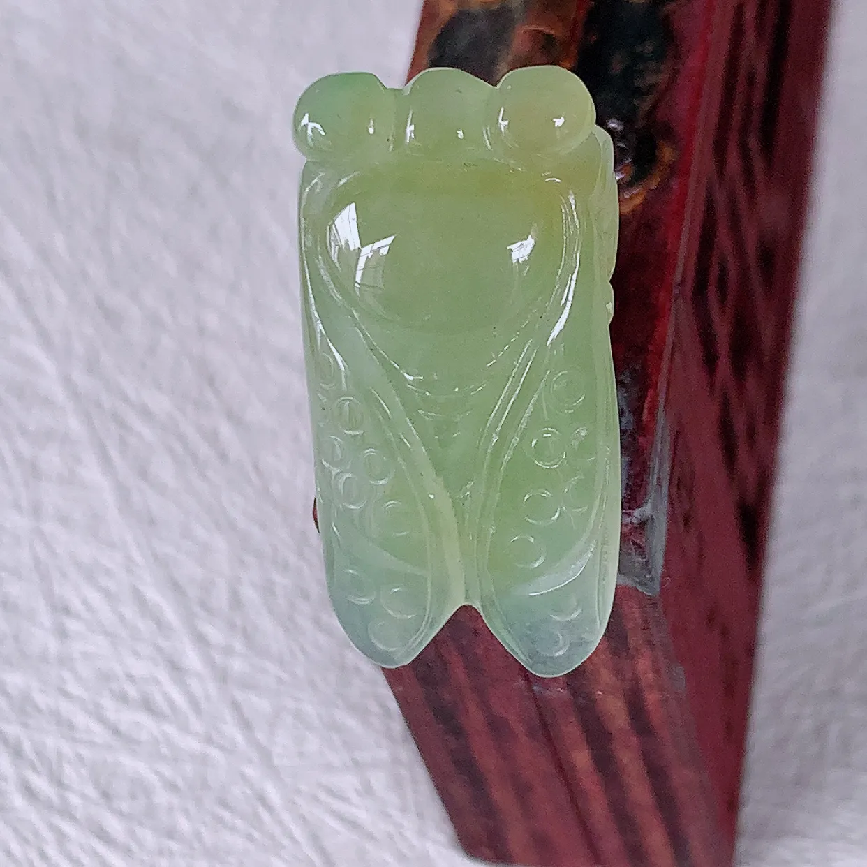 自然光实拍，冰黄翡翡翠金蝉一鸣惊人吊坠，金蝉象征着一鸣惊人，腰缠万贯，事事如意等。俏色巧雕，沁人心脾，水足、惟妙惟俏，形神俱佳！实物满满惊喜～佩戴效果优雅迷人！#46.19