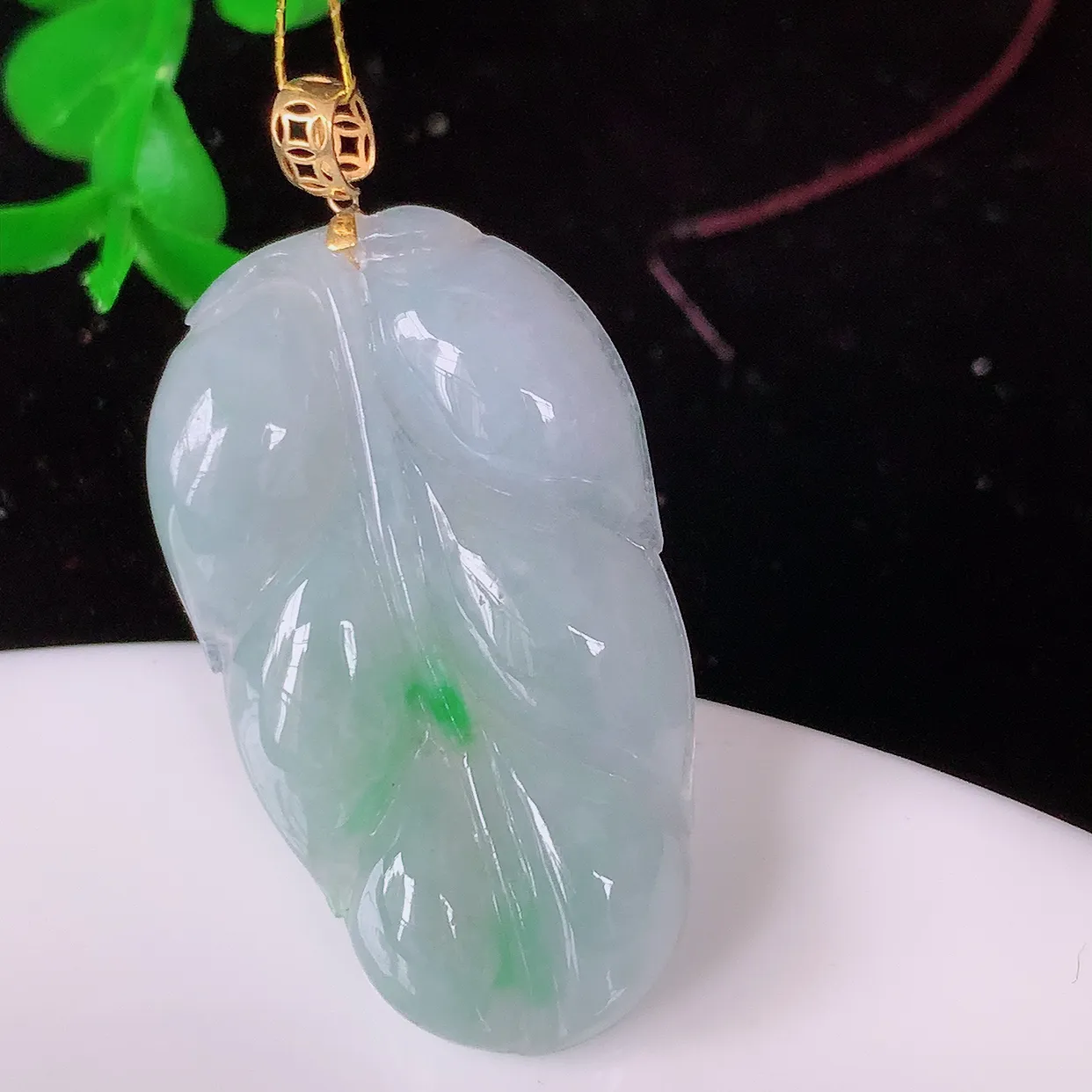 18K金镶嵌冰春带彩翡翠叶子吊坠 ，种水足，色泽清新，工艺精湛，叶子寓意美好；金枝玉叶，事业有成。#35.19