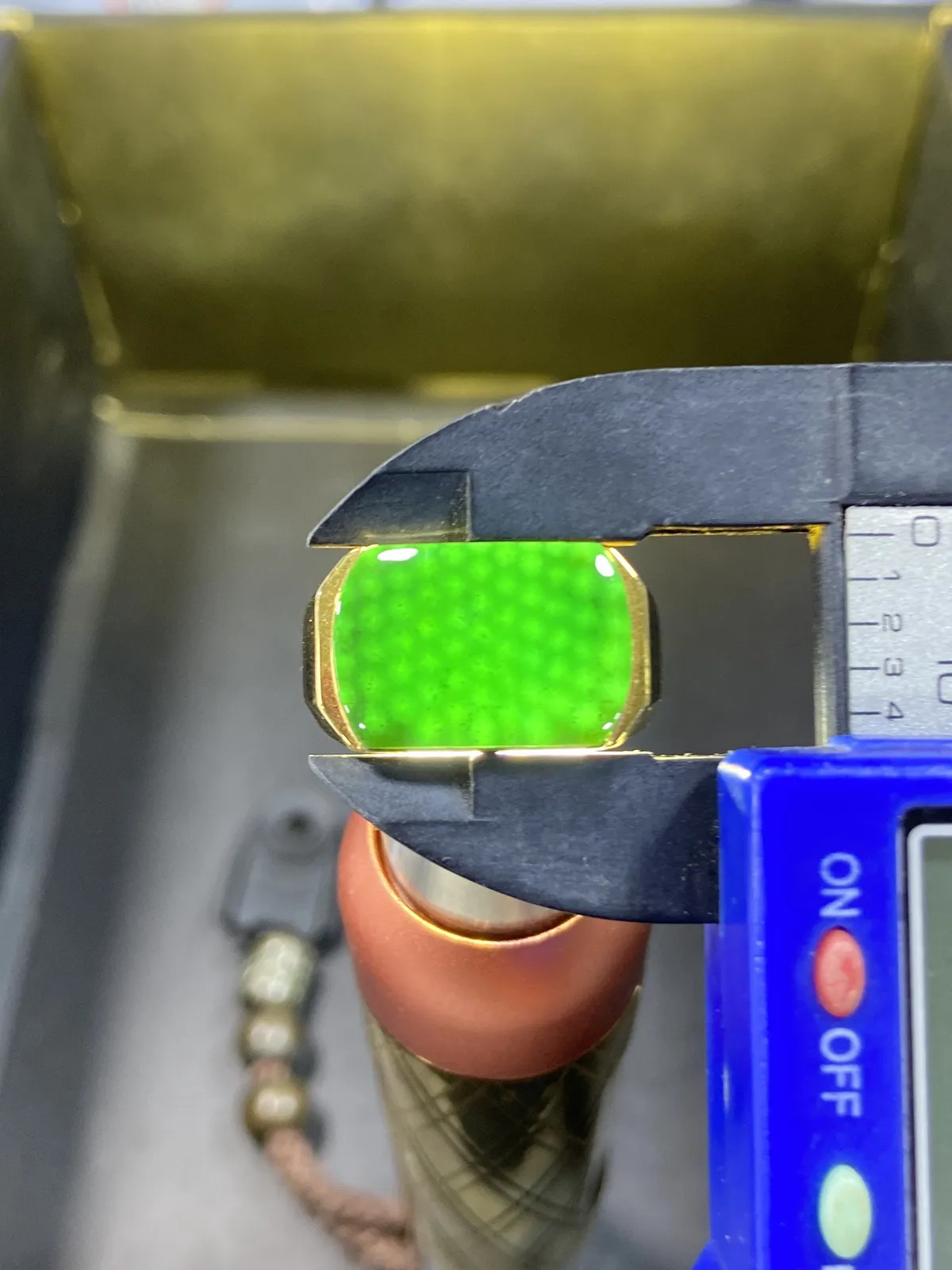 【墨翠戒指】
18k黄金镶嵌 黑度好 灯打通透  品相饱满大气 尺寸16.9