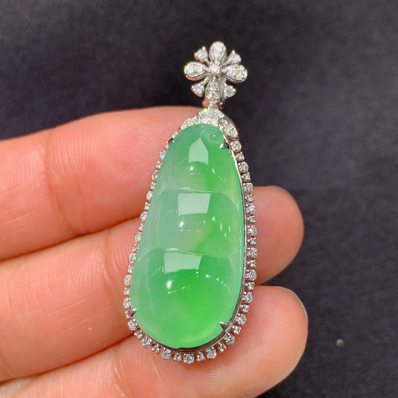 冰飘绿福豆吊坠，18k金镶嵌，冰润色阳，玉质细腻，种水足，Kjx 尺寸36.8*14.8*9.6