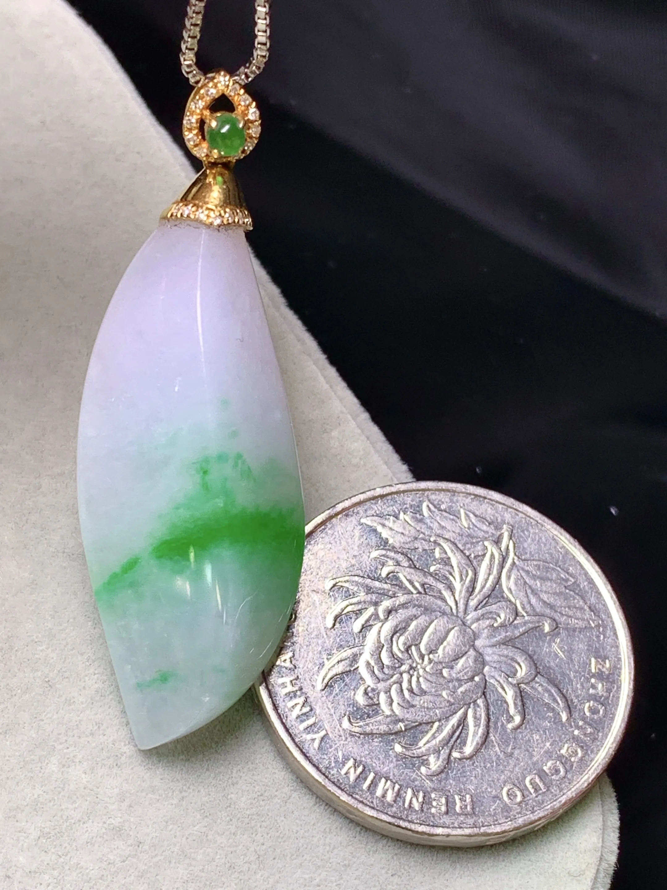 18k金镶嵌飘绿随形吊坠 玉质细腻 色泽清新艳丽 整体尺寸43.2*14.5*9.5