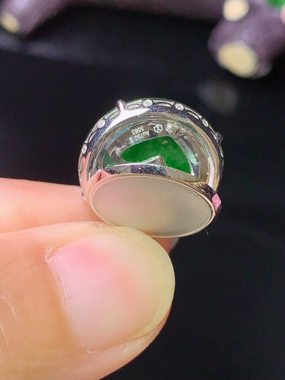 18k金钻镶嵌翠绿圆牌吊坠 玉质细腻 水润亮眼  整体尺寸22.8*16*5.7