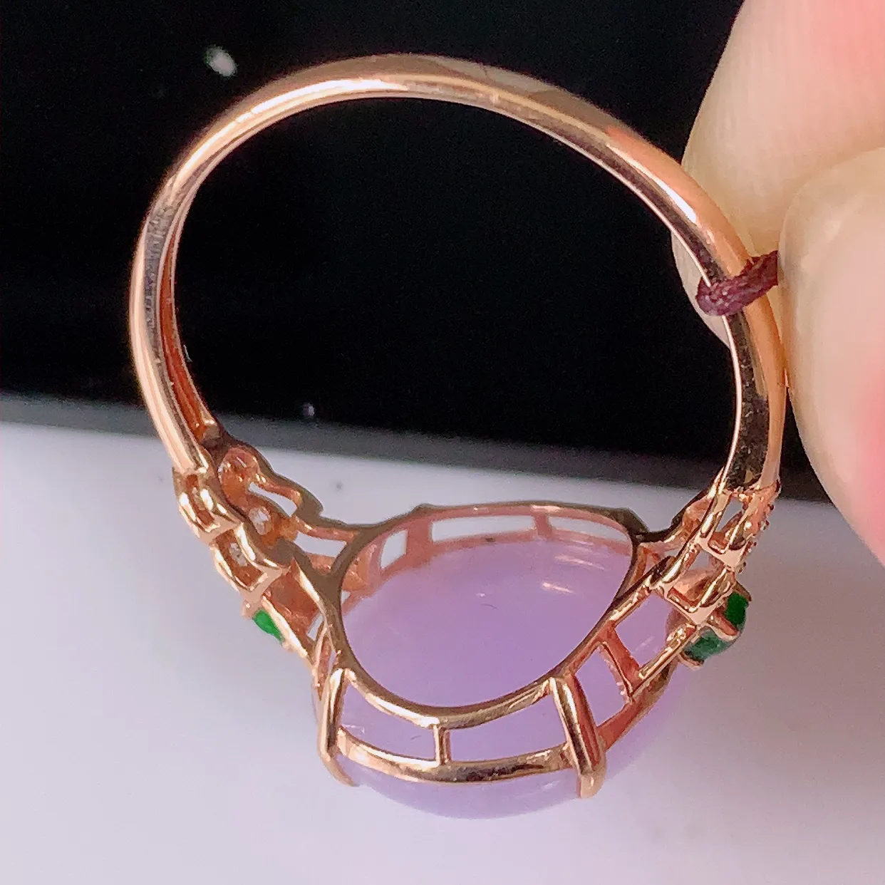 自然光实拍 18K金精工镶嵌紫罗兰翡翠戒指，玉质细腻，翡翠色泽均匀，艳丽饱满，款式高贵大气，圈口，上手亮眼，#83.19戒指整体23-17.2-5.8裸石12.5*11.5