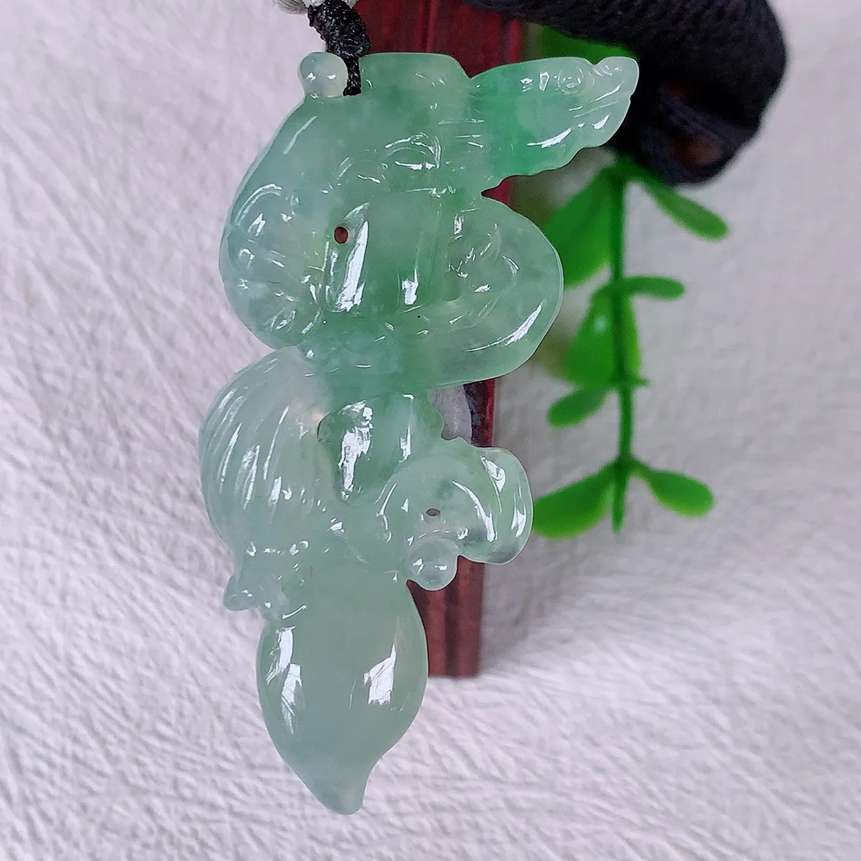 自然光实拍，冰种飘花翡翠龙吊坠，种老水足，雕工精湛 ，寓意美好，佩戴时尚出众！#01.19