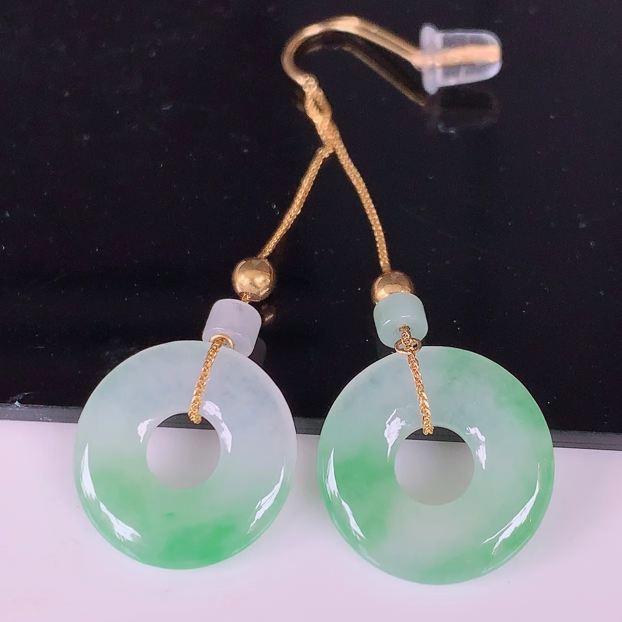 18k金镶嵌冰种飘绿翡翠平安扣耳坠，沁人心脾，耳坠佩戴效果大气出众，尽显气质。种水好，胶感足，颜相当漂亮，高性价比，值得入手品鉴！#41.19整体47.5裸石尺寸14.2*2.5