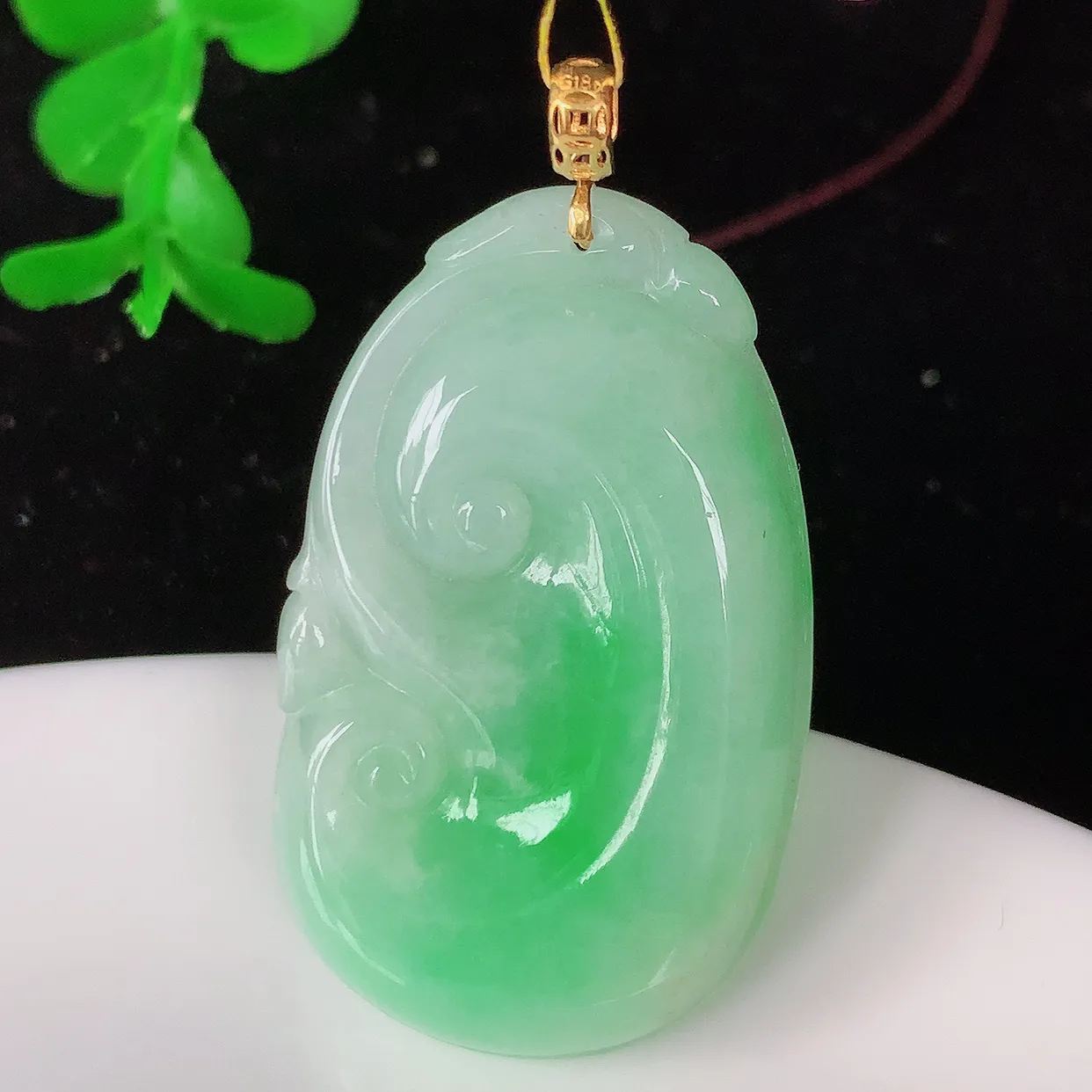 18k金镶嵌冰润飘绿翡翠如意吊坠，款式新颖时尚，日常百搭的款。清秀高雅，佩戴优雅高贵！#35.19