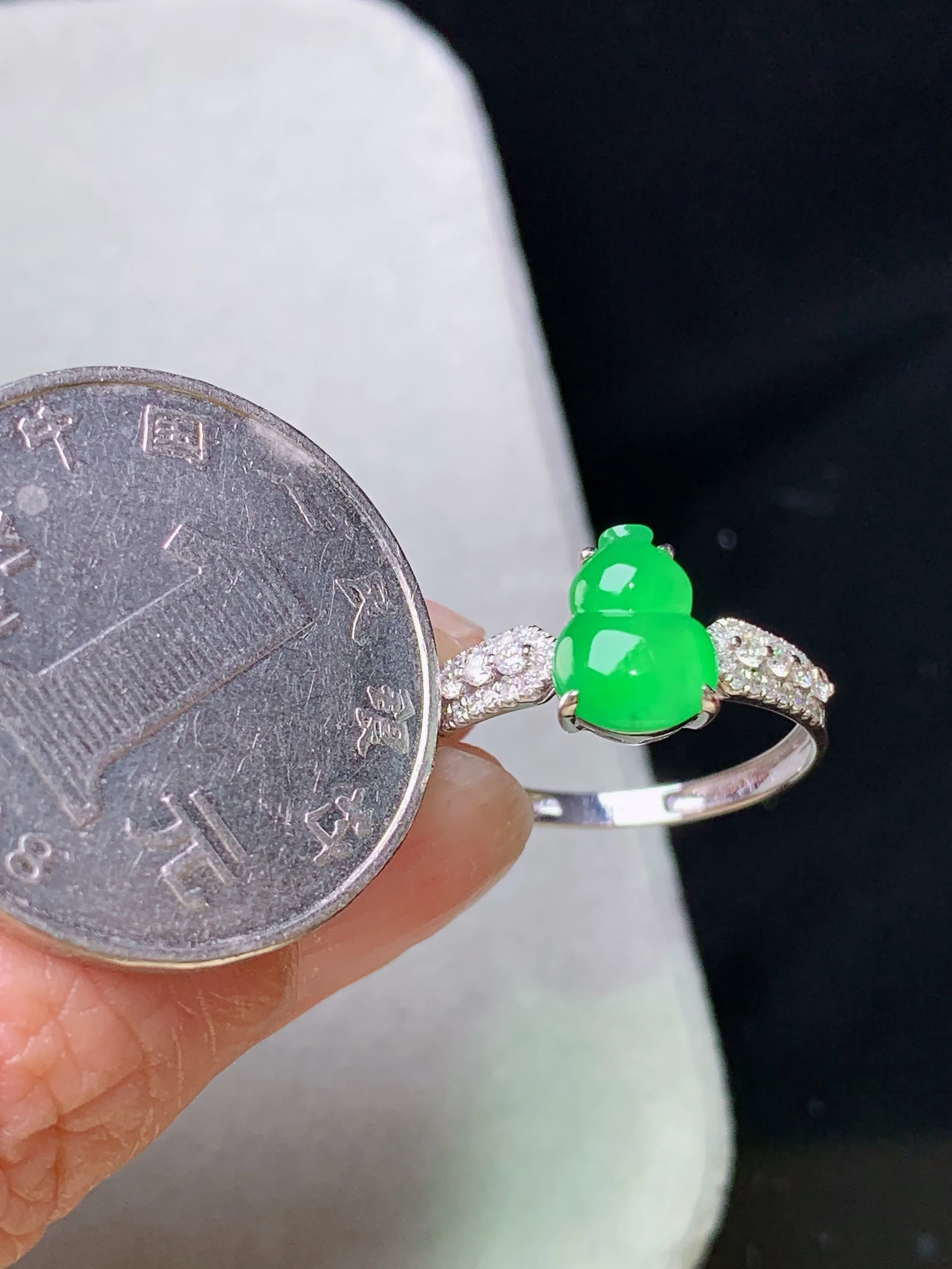 18k金钻镶嵌翠绿葫芦戒指 玉质细腻 色泽清新艳丽 圈口14 裸石尺寸8.6*6.7*2.8