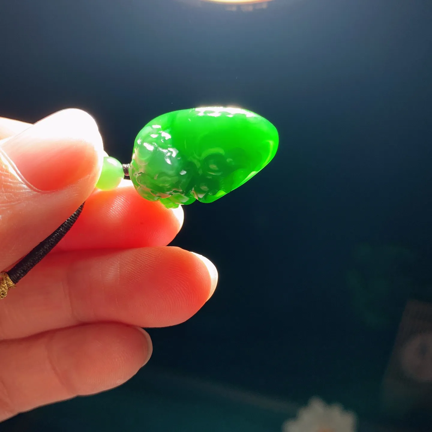 和田玉阳绿俄罗斯碧玉招财进宝貔貅挂件。尺寸25/16/12mm重9.5克。玉质细腻油润。手推出油。品相大气 lt260119