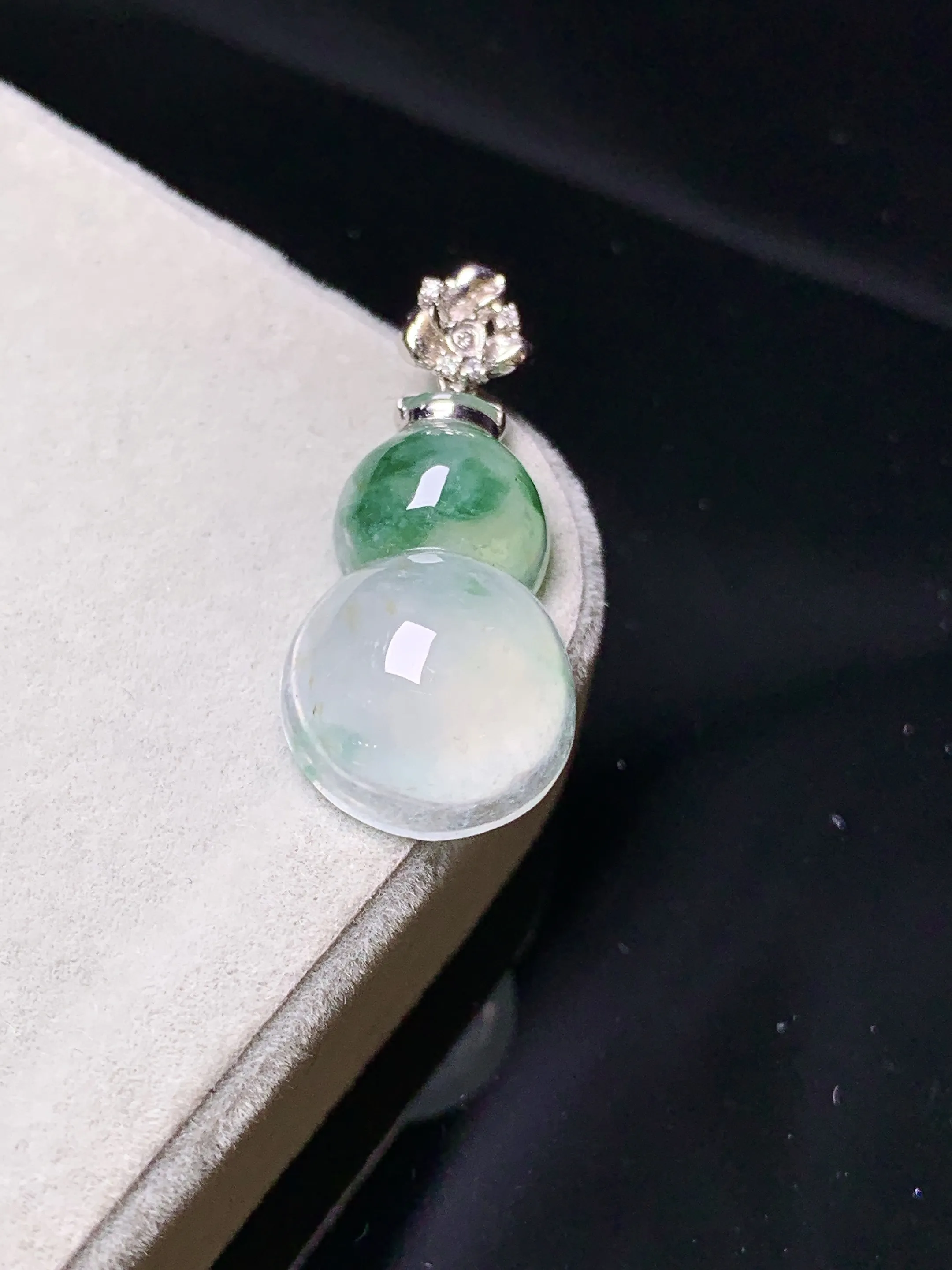 18k金钻镶嵌冰种飘绿葫芦吊坠 玉质细腻 色泽清新艳丽 整体尺寸28.3*12.6*6