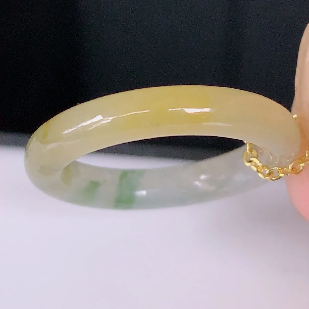 自然光实拍，冰种黄加绿翡翠指环，16mm内径翡翠指环，玉戒指，玉质莹润，好精美好冰润的指环，11圈口