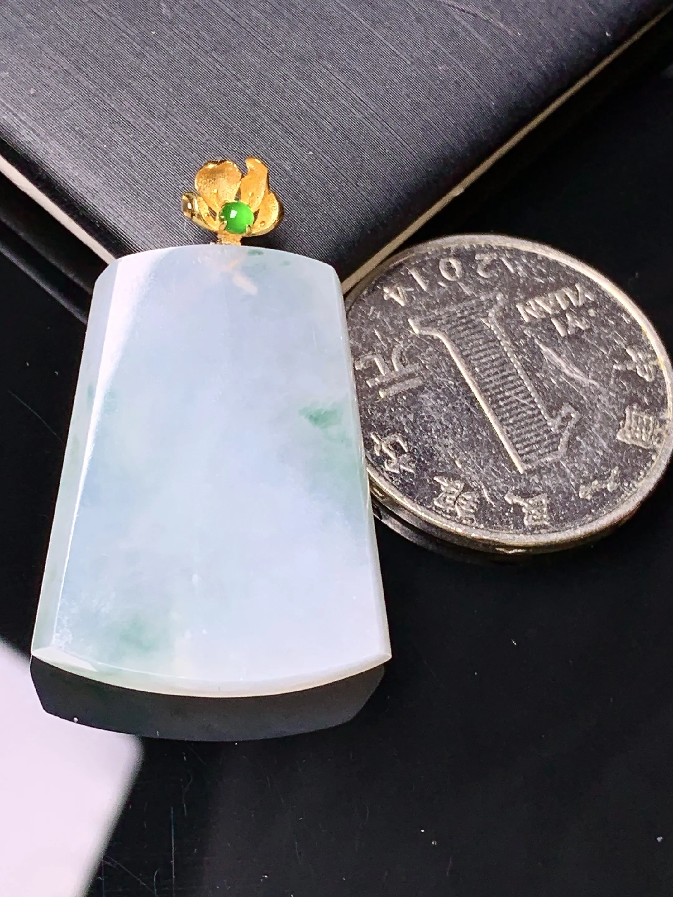 18k金镶嵌飘花无事牌吊坠 玉质细腻 色泽清新艳丽 整体尺寸34.5*22.5*5