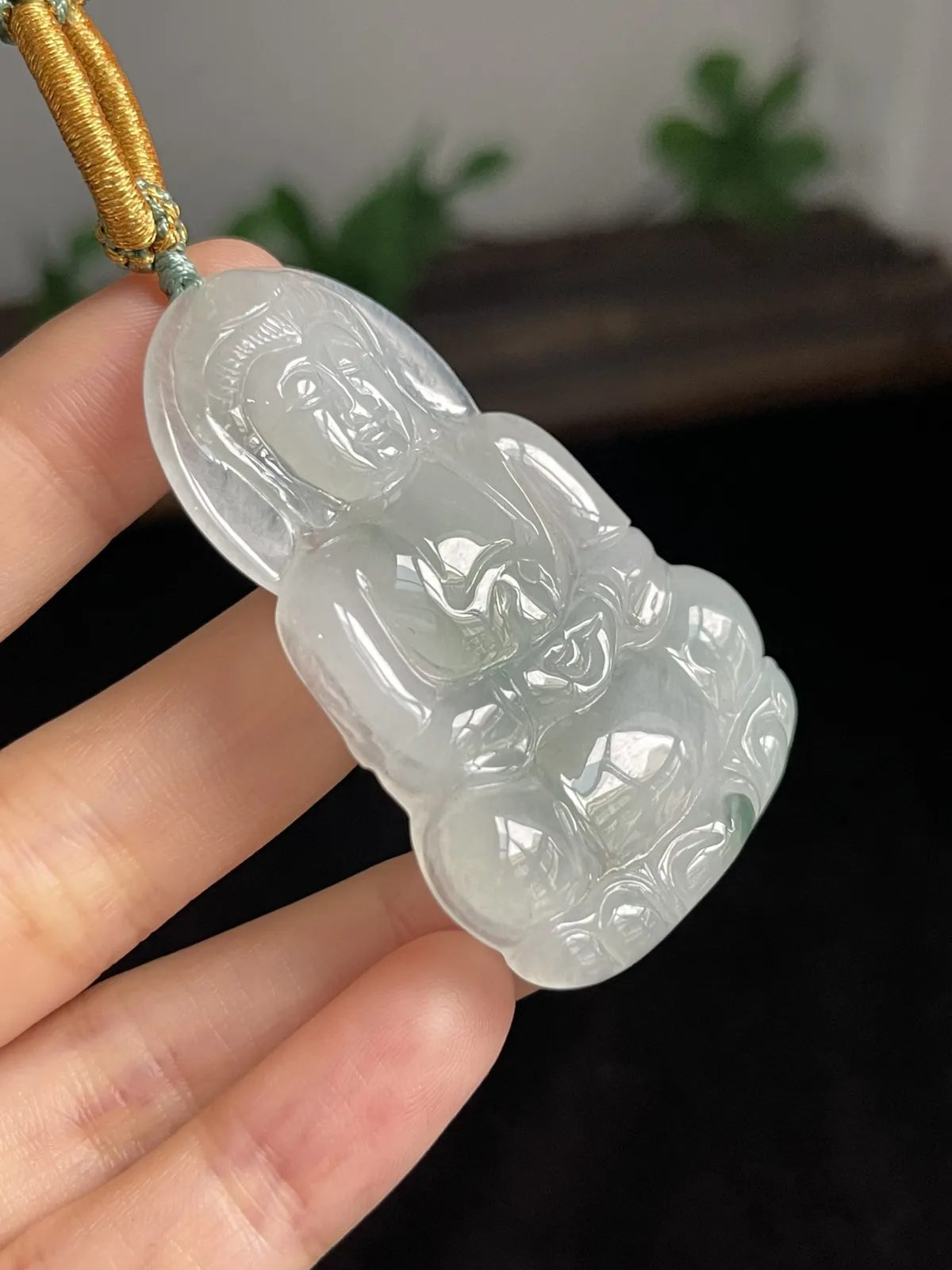 翡翠冰糯种淡绿色吊坠