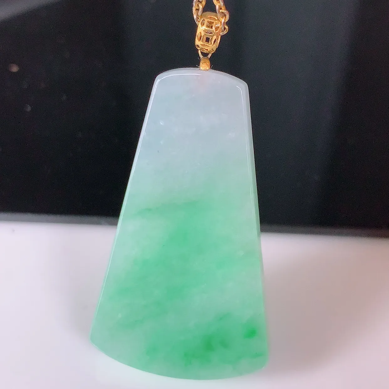 18K金镶嵌冰润飘绿翡翠无事牌吊坠，平安无事牌，平平安安，无事牌翠色灵动，佩戴平安时尚！#41.19