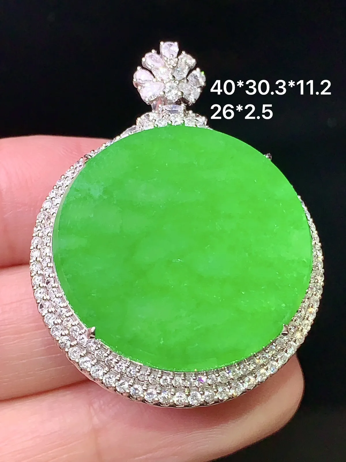 18k金钻镶嵌翠绿圆牌吊坠 玉质细腻 水润亮眼 整体尺寸40*30.3*11.2