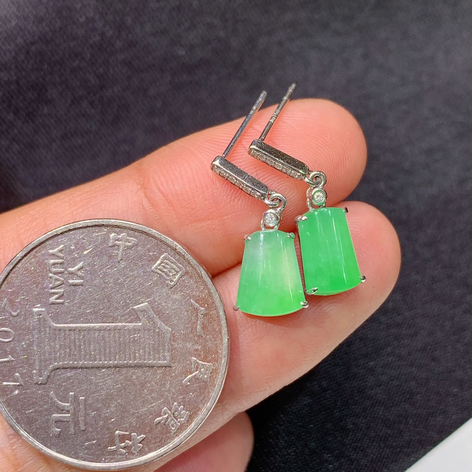 冰甜绿无事牌耳坠，18k金镶嵌，简约时尚，冰润色阳，种水足，Ysl 尺寸8.1*6.8*2