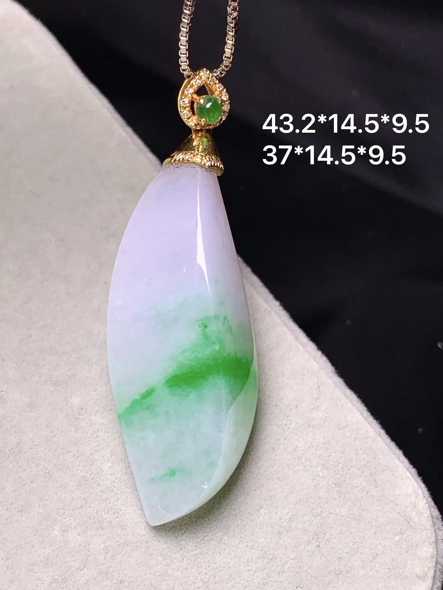 18k金镶嵌飘绿随形吊坠 玉质细腻 色泽清新艳丽 整体尺寸43.2*14.5*9.5