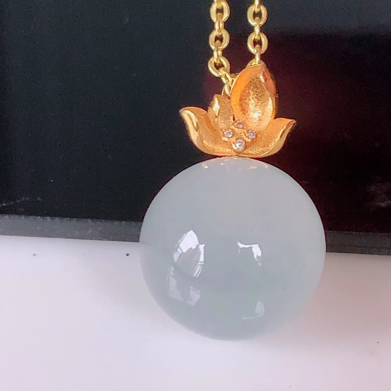 18K金镶嵌冰种翡翠转运珠吊坠，寓意“时来运转，财源滚滚” 寓意佳，荧光灼灼，转运珠佩戴时尚优雅！#1.19整体17裸石11.5