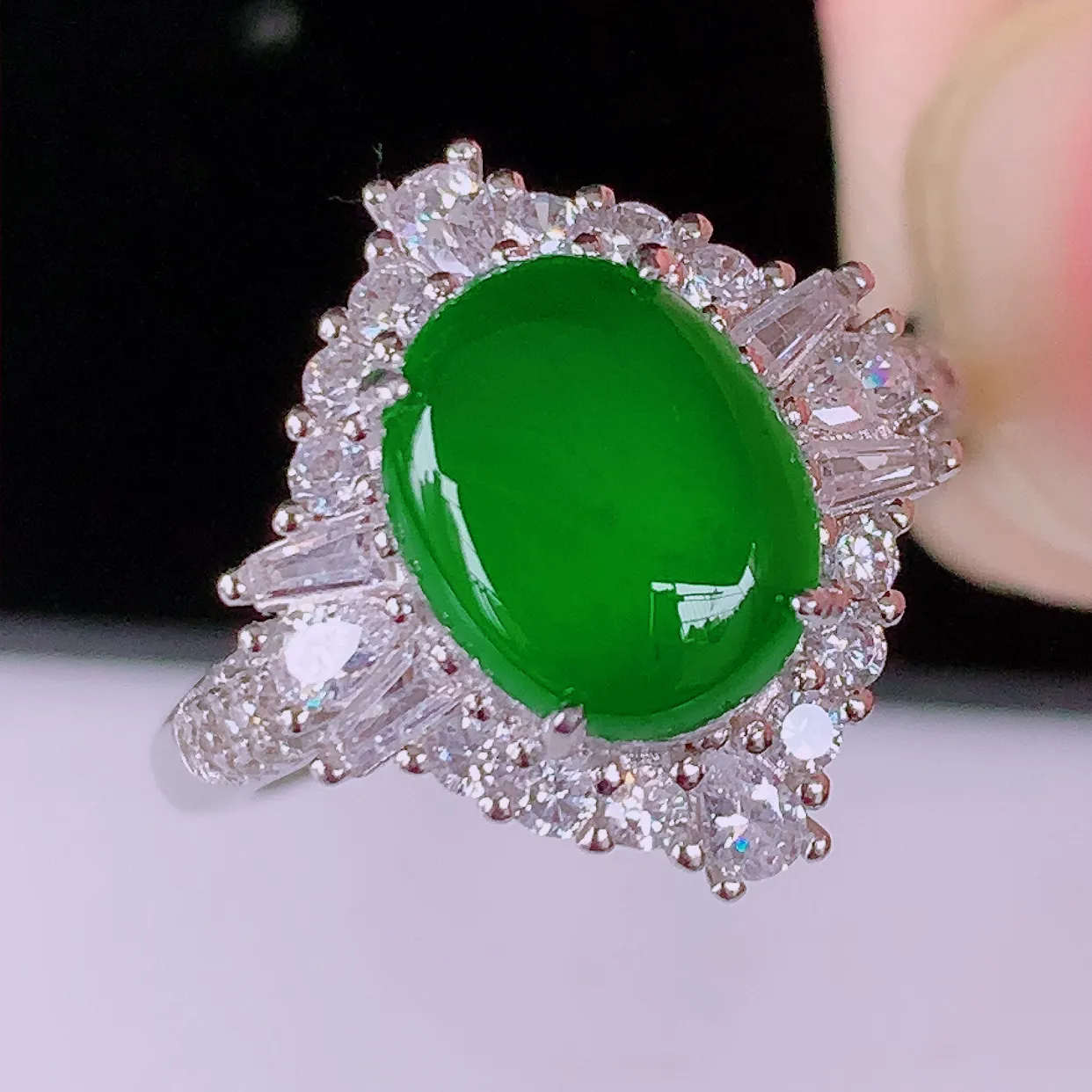 冰透满绿翡翠925银镶嵌戒指，自然光实拍，翠色灵动，颜色漂亮，种老水足，品相佳，佩戴佳品！#97.1