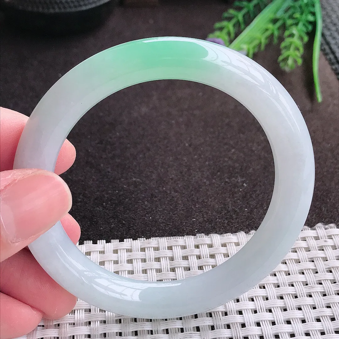 实拍A货翡翠56/9.7老坑冰胶水灵飘绿圆条种手镯翡翠玉镯女款