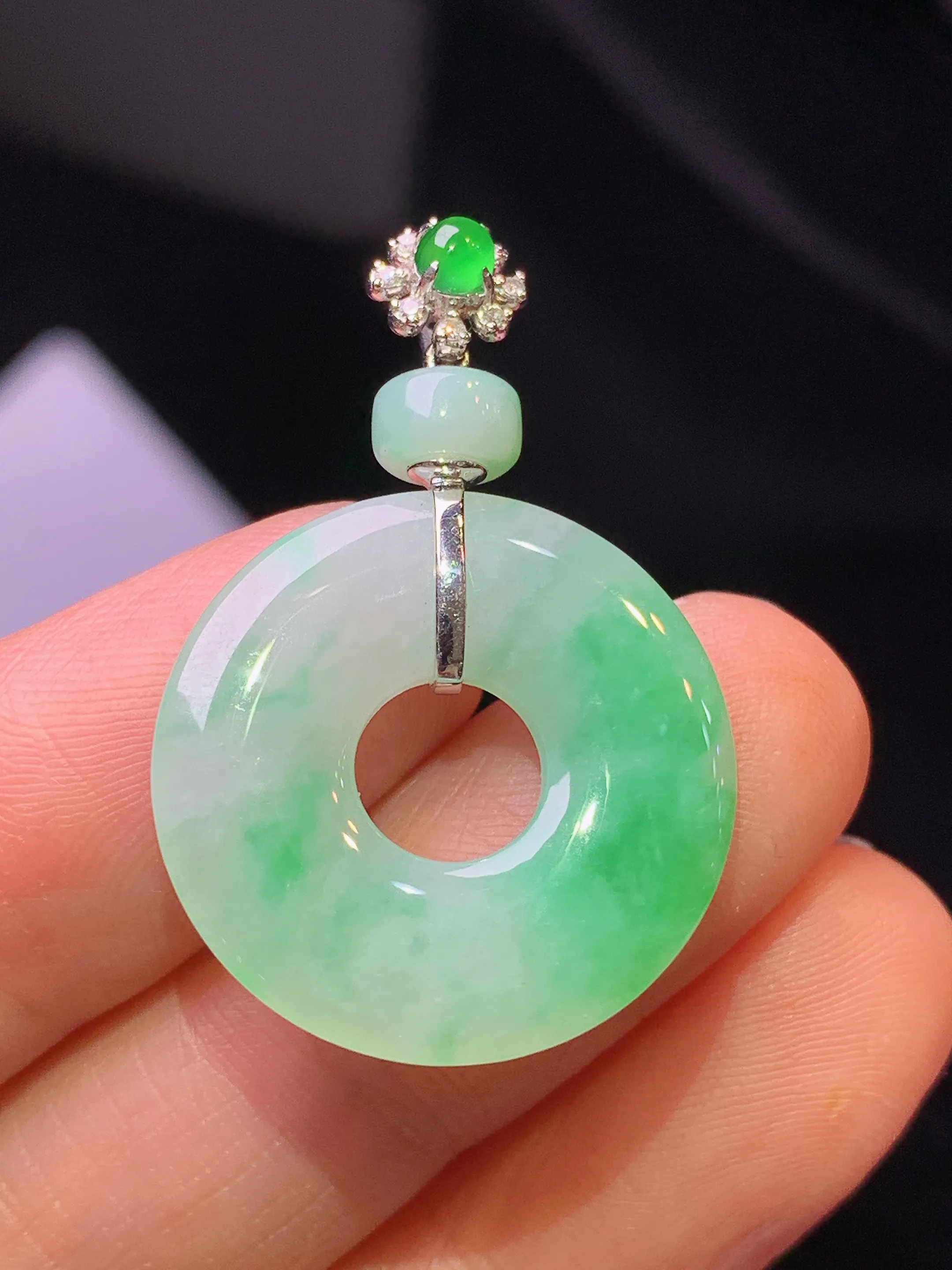 18k金钻镶嵌吊坠 玉质细腻 色泽清新艳丽 整体尺寸33*21.7*3.3