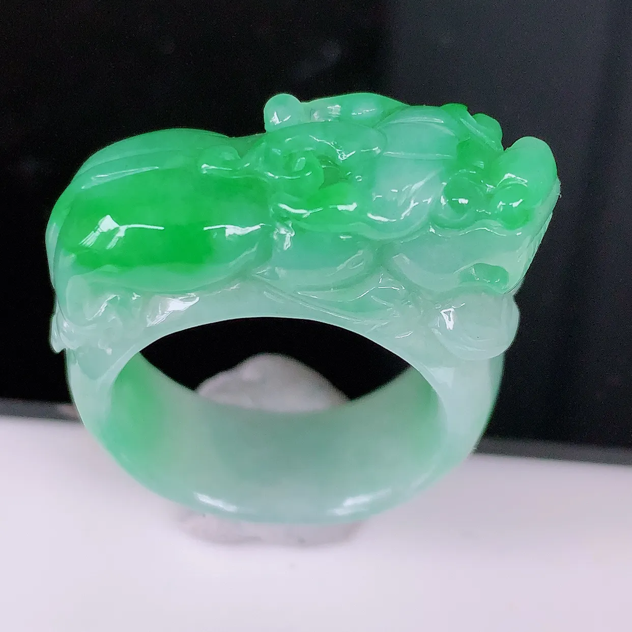 自然光实拍，飘绿翡翠貔貅扳指，19.2mm内径翡翠扳指，冰润指环，玉扳指，戒指，财源滚滚，玉质细腻起胶，20圈口，种水好！#1.19尺寸31-19.2*10.5*13