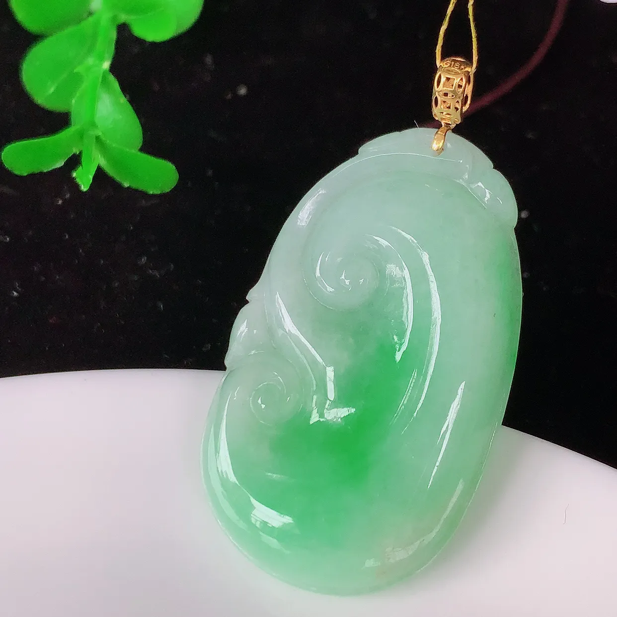 18k金镶嵌冰润飘绿翡翠如意吊坠，款式新颖时尚，日常百搭的款。清秀高雅，佩戴优雅高贵！#35.19