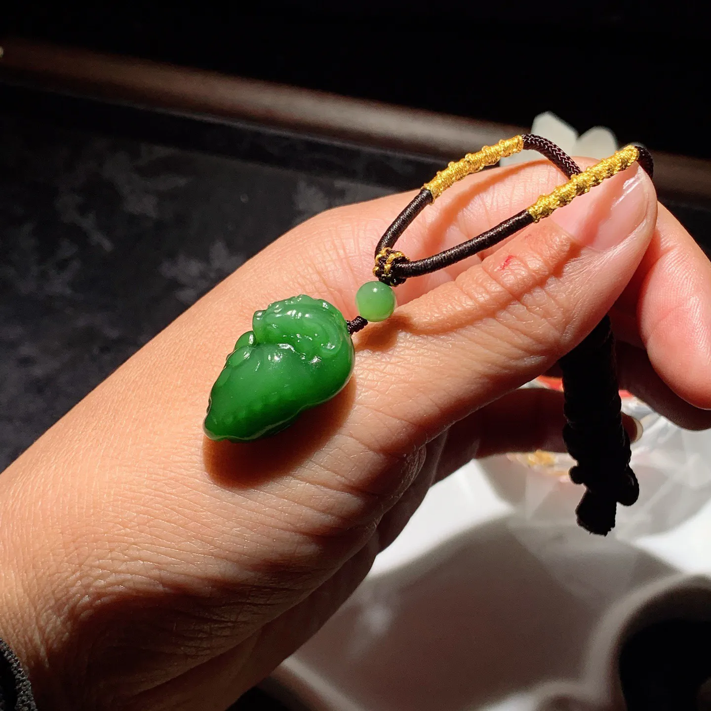 和田玉阳绿俄罗斯碧玉招财进宝貔貅挂件。尺寸25/16/12mm重9.5克。玉质细腻油润。手推出油。品