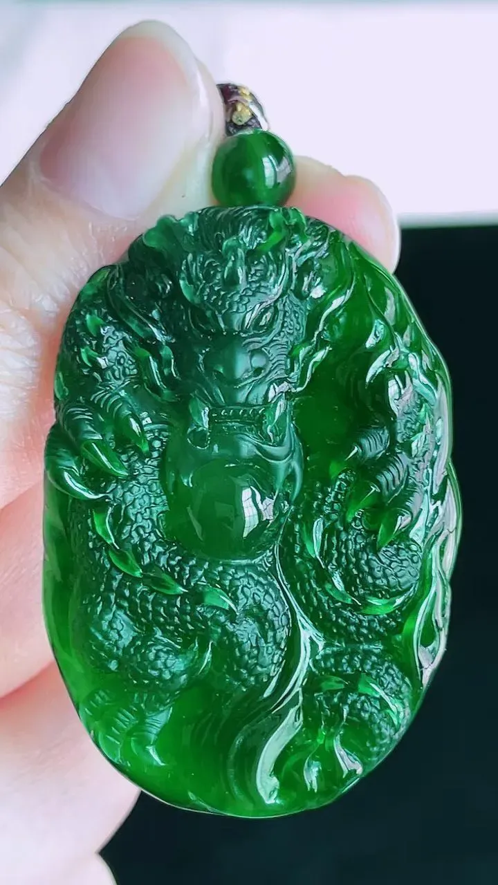 【翡翠名称】老坑种冰满绿龙牌吊坠挂件
【翡翠尺寸】43.2/29.9/9mm
【翡翠描述】宝贝种老水