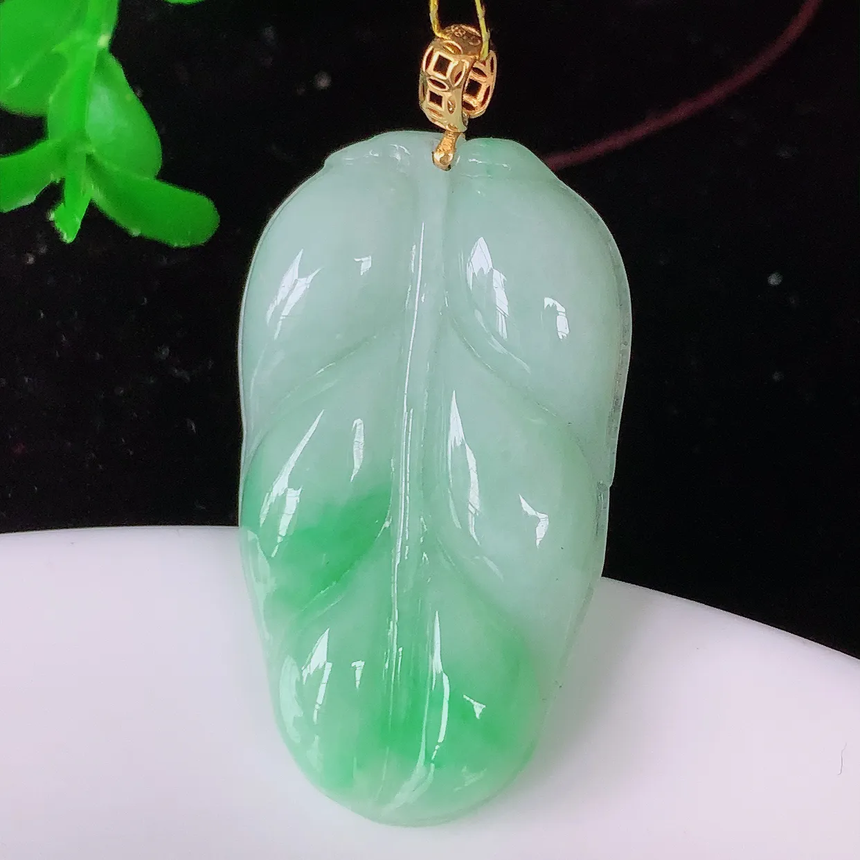 18K金镶嵌冰飘绿翡翠叶子吊坠 ，种水足，色泽清新，工艺精湛，叶子寓意美好；金枝玉叶，事业有成。#3